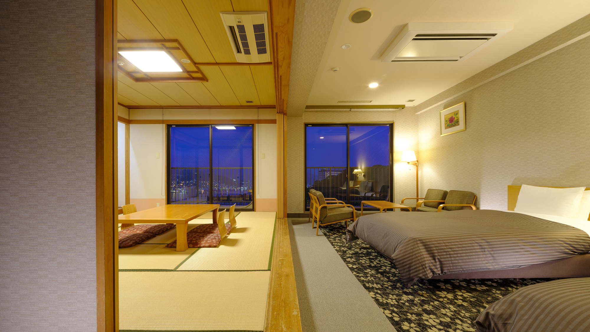 【曙館　デラックス和洋室】長崎港を望むベッドが２つと14.5畳の和室が融合した広々和洋室です。