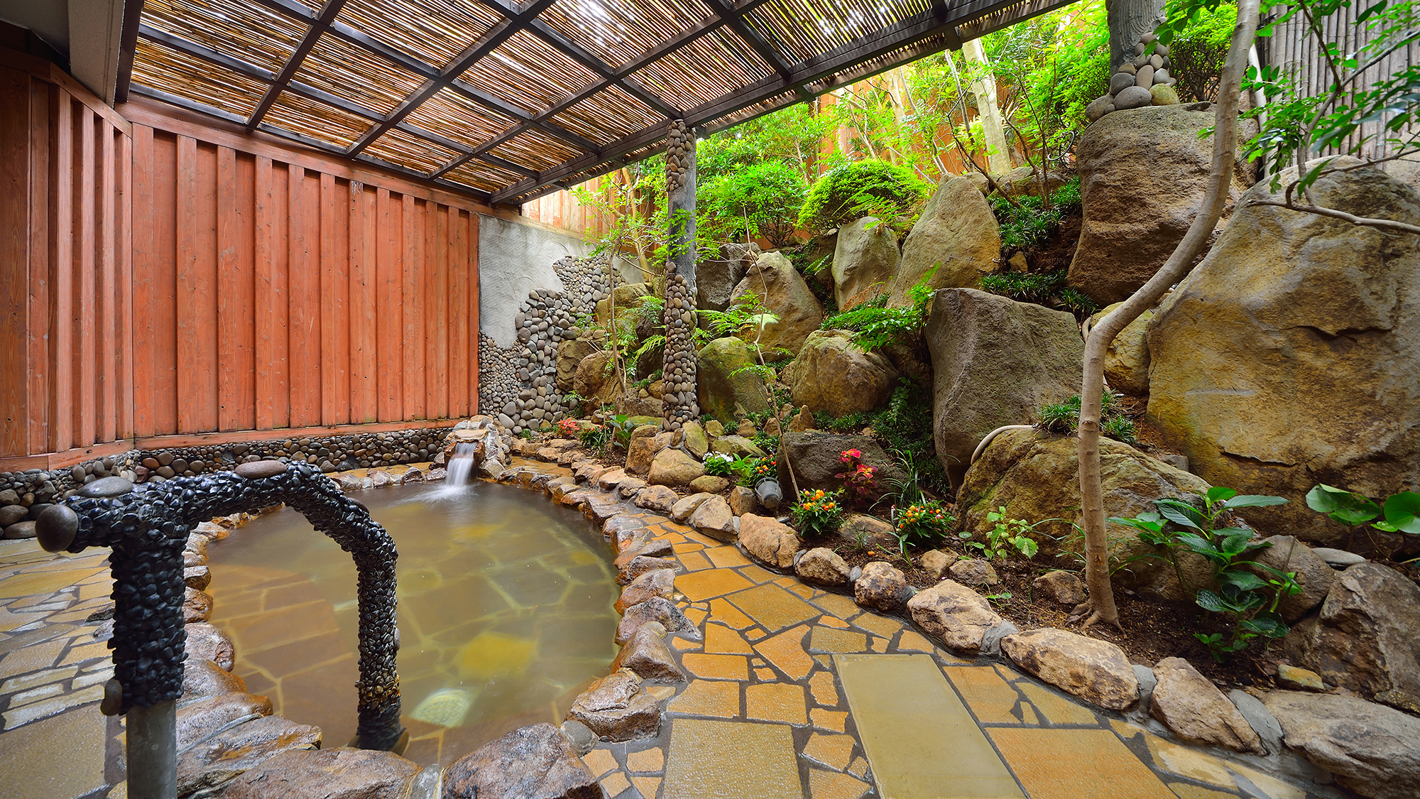 風呂の石貼りは長崎のオランダ坂の石を使い、和と洋が混在する長崎ならではの空間となっております。 