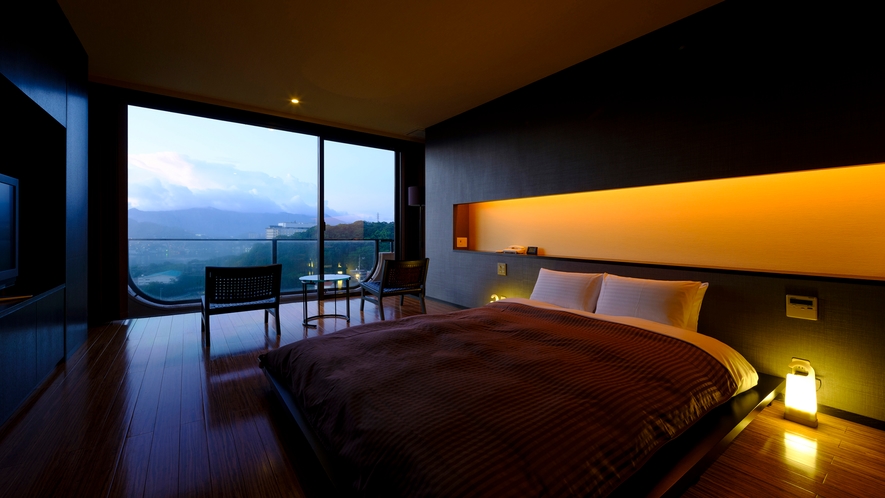 【プレミアスイート】夜景を満喫するために設計された特別な客室でございます。