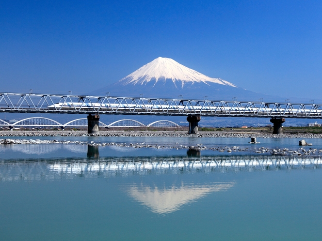 富士川河川敷から望む新幹線と富士山