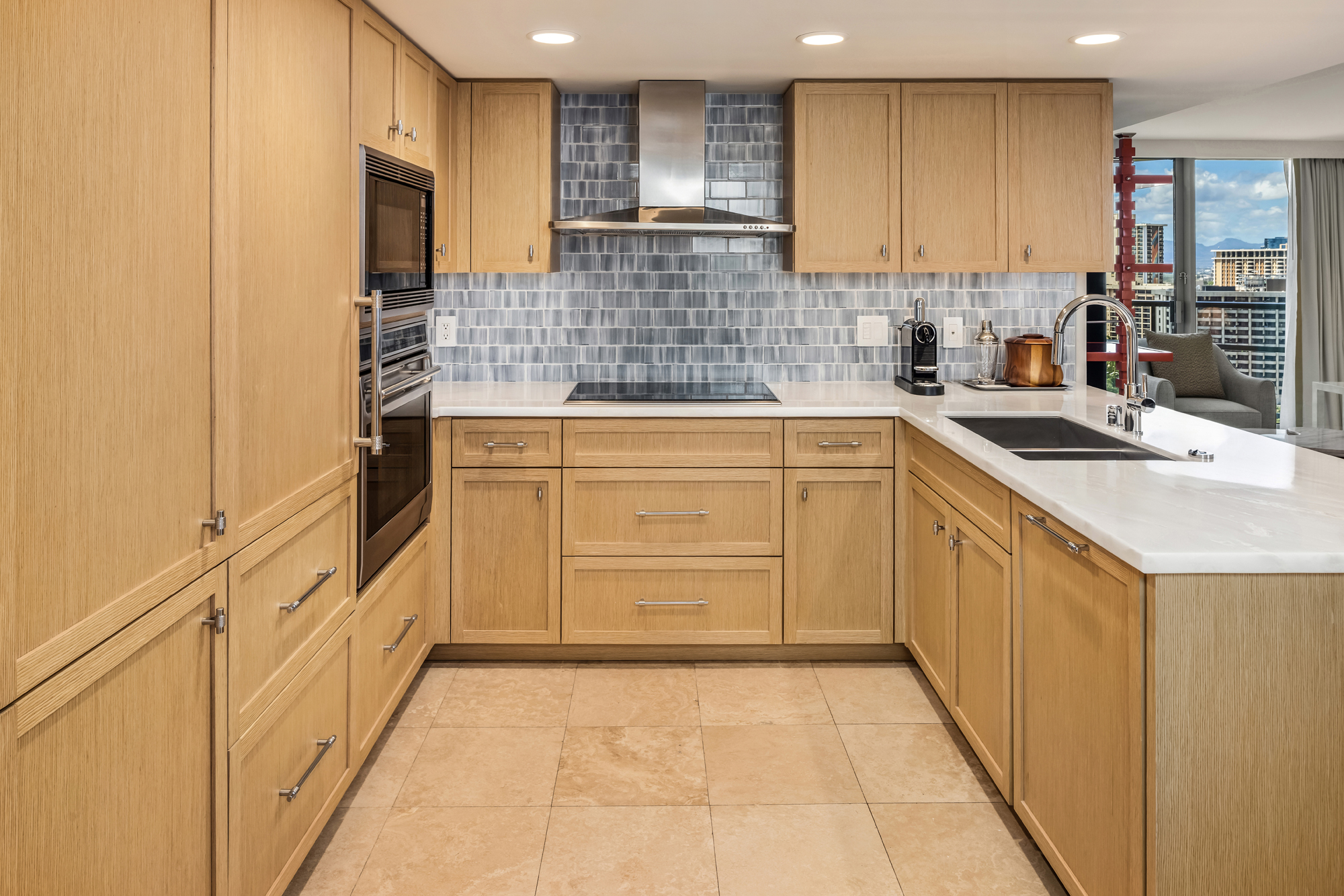 LXR プレミアム 1ベッドルーム オーシャンビュースイート（デン付）キッチン一例