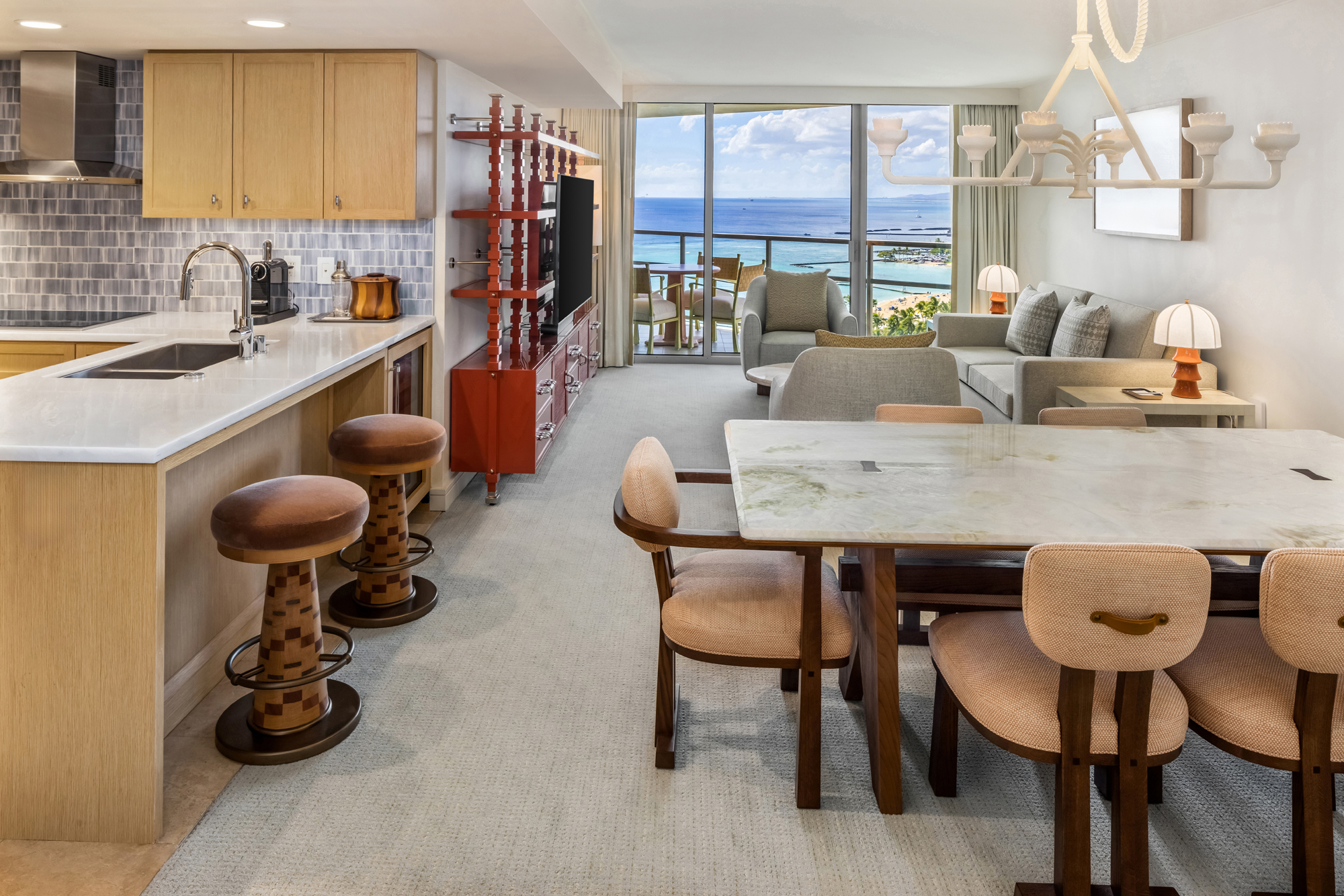 LXR プレミアム 1ベッドルーム オーシャンビュースイート（デン付）リビング一例