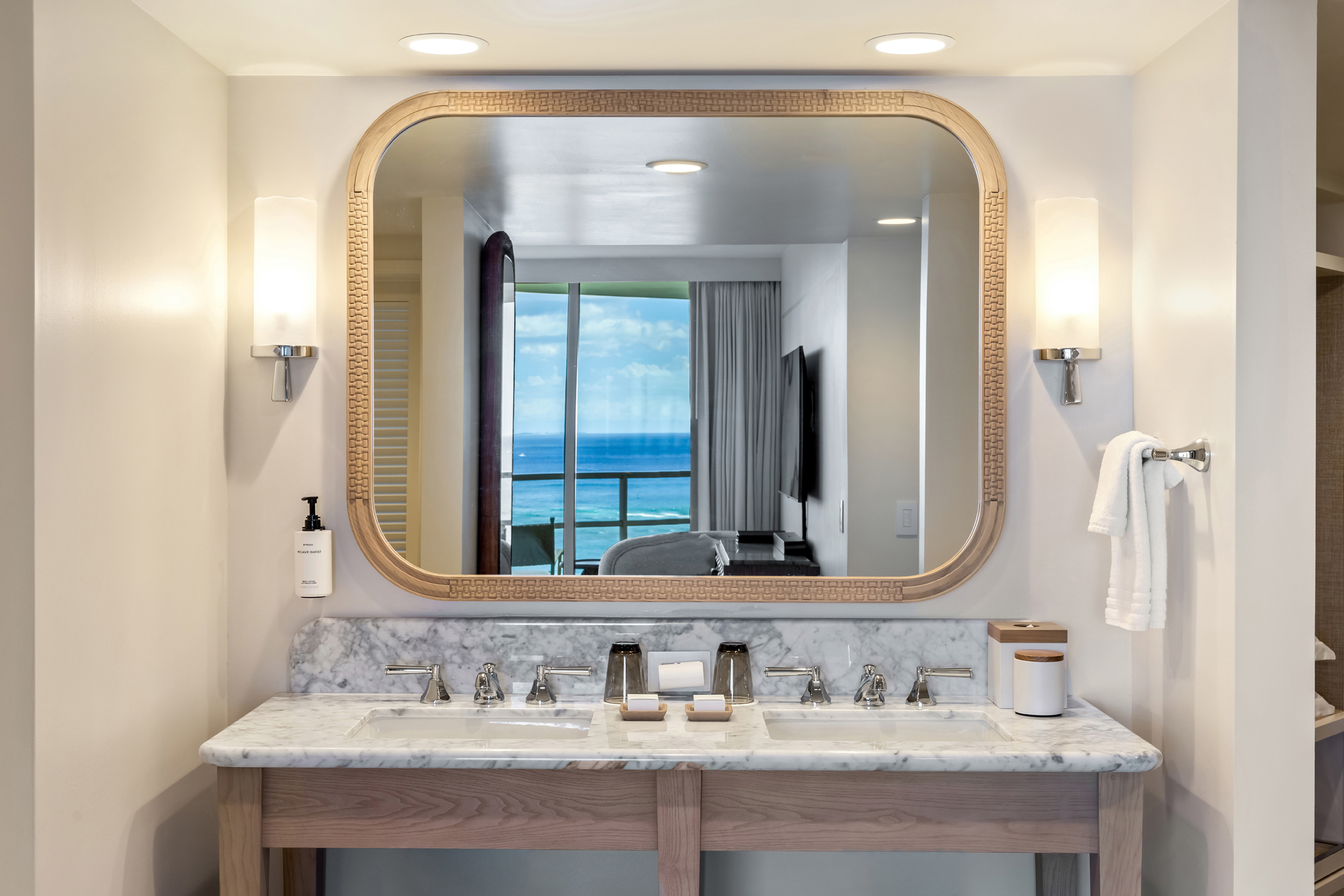 LXR プレミアム 1ベッドルーム オーシャンビュースイート（デン付）バスルーム一例