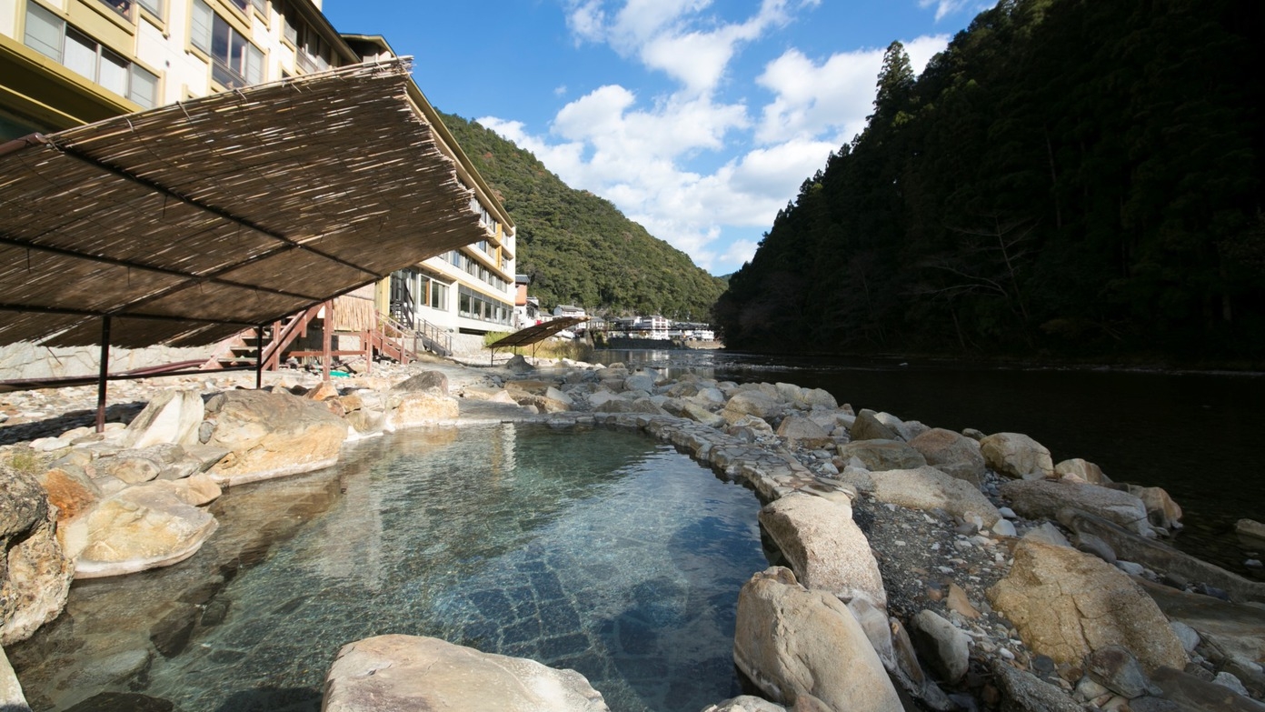 【夕朝食付】＜熊野古道までの無料送迎有＞当館から徒歩約3分！川湯みどりやの温泉とバイキングを楽しもう