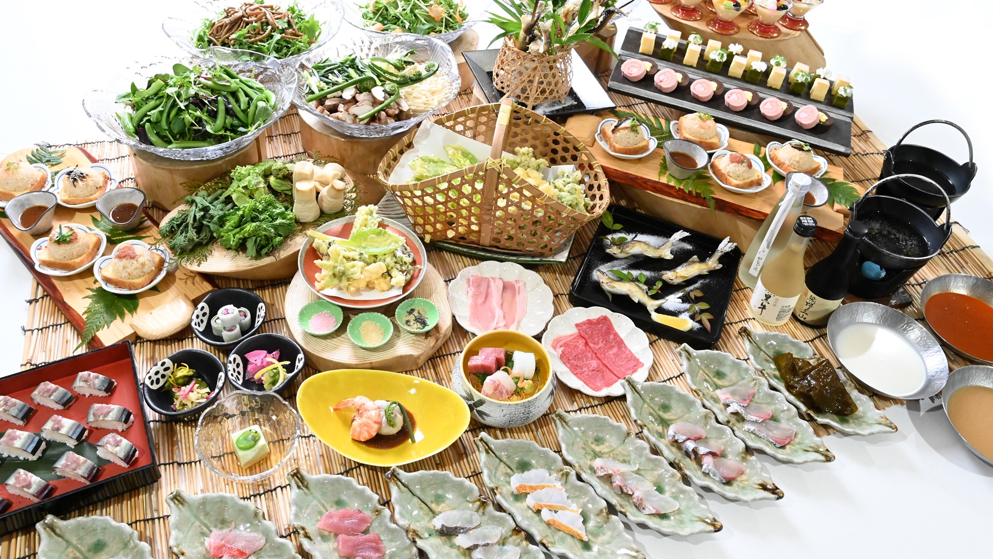 季節の野菜や熊野産の食材を中心に、郷土料理など約30種類のお料理が並ぶバイキング
