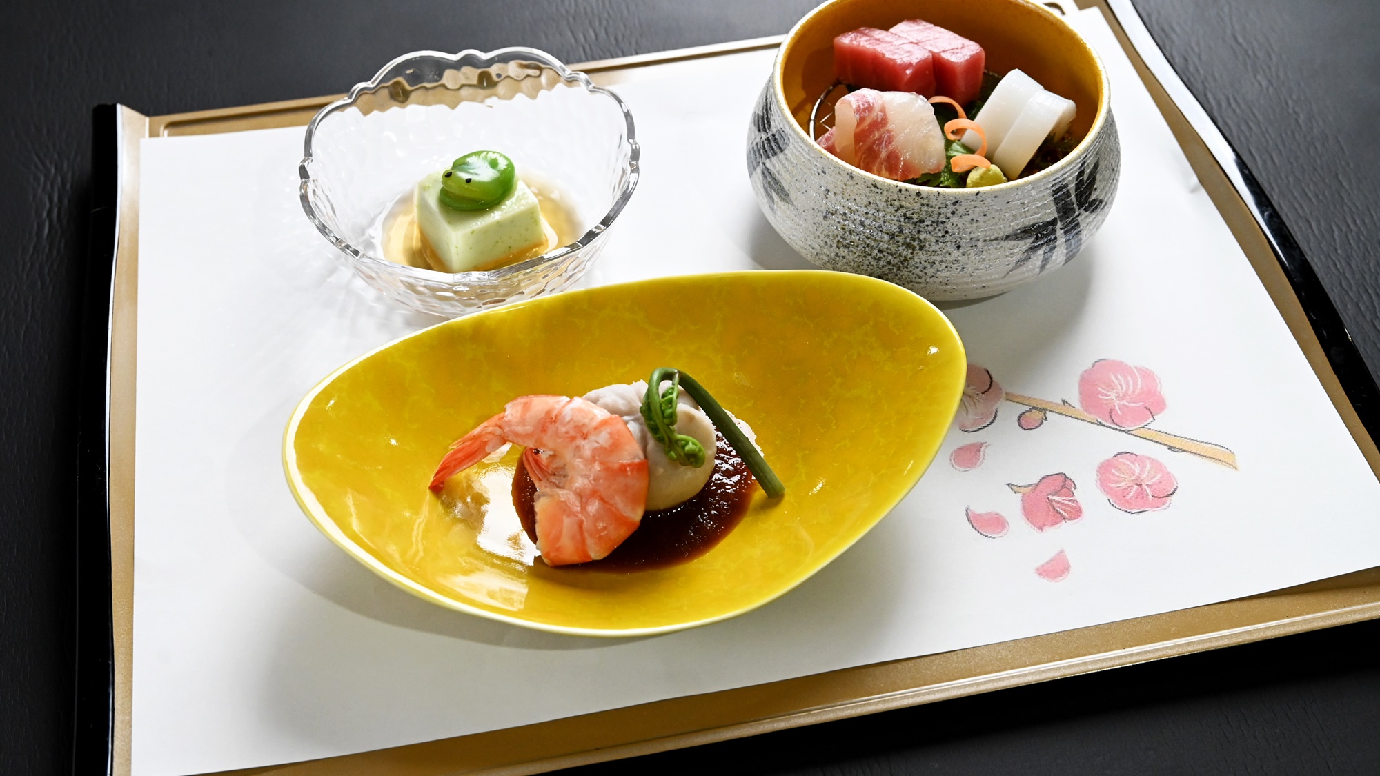 旬の味を楽しめる3品のミニ会席と、約30種のブッフェ料理はお好きなだけ召し上がっていただけるご夕食です。