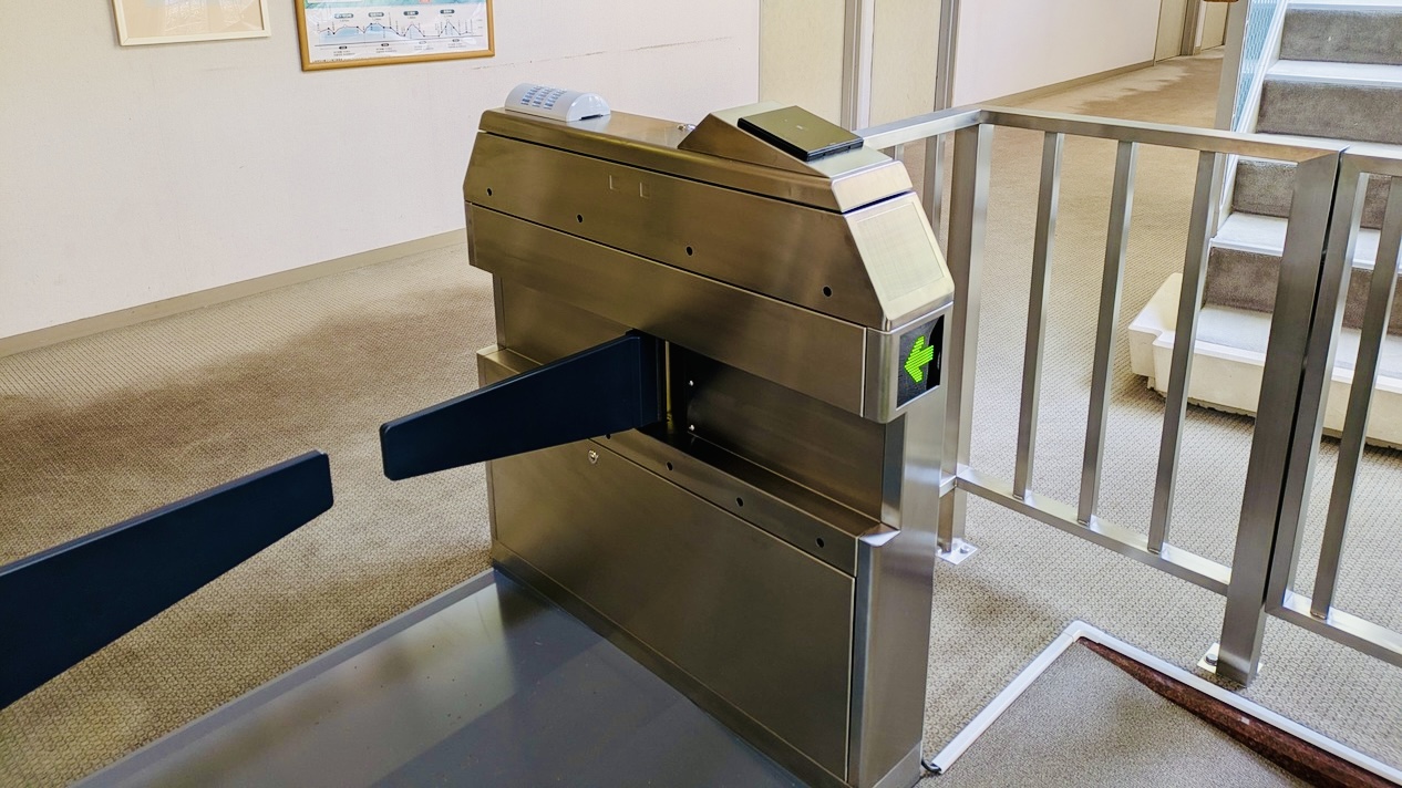 チェックインが完了しましたら、お部屋のカードキーが発行されますので、ゲートにかざしてご入館ください。