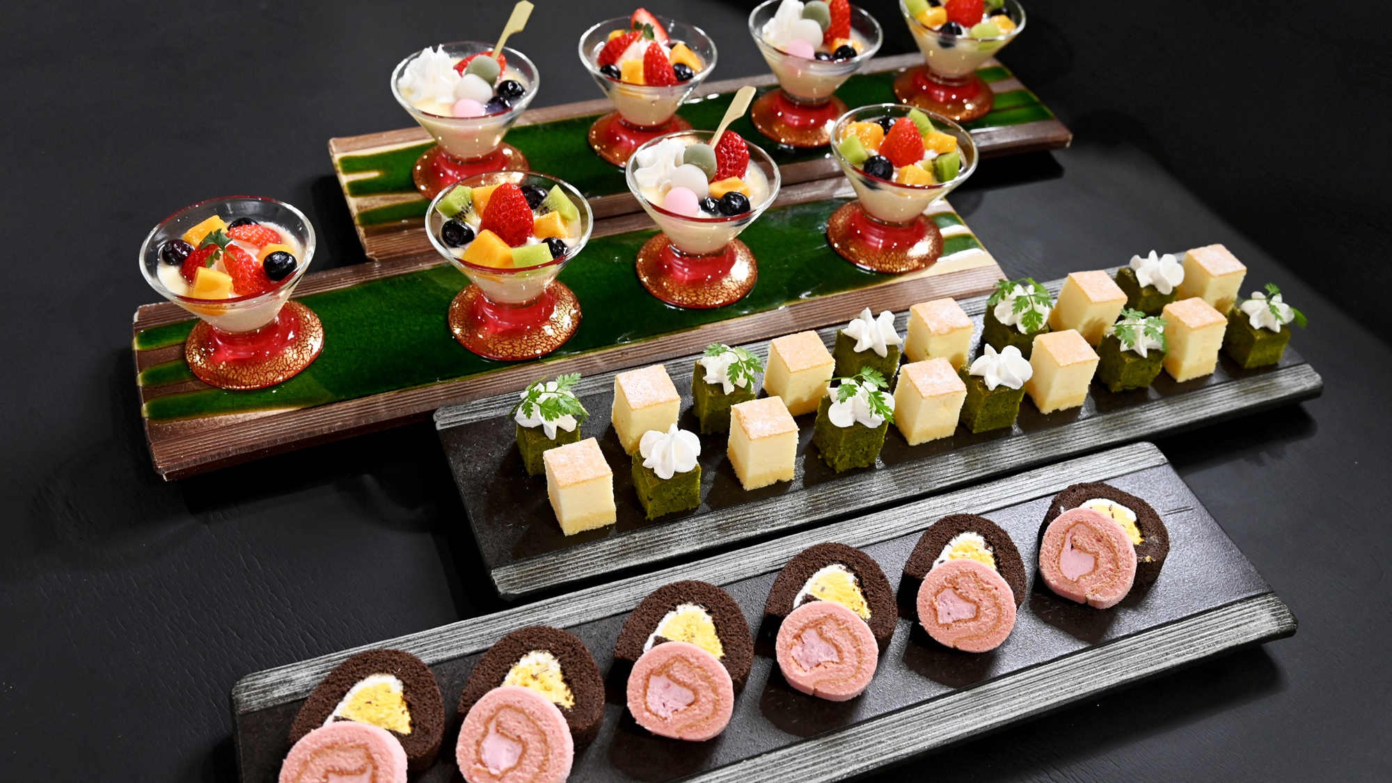 紀州産の柑橘や苺を使った春らしい彩りスイーツ。甘酸っぱさと爽やかさが口いっぱいに広がる、見た目も可愛らしいデザートを3種ご用意しました。食後のひとときにぴったりな贅沢な味わいです。