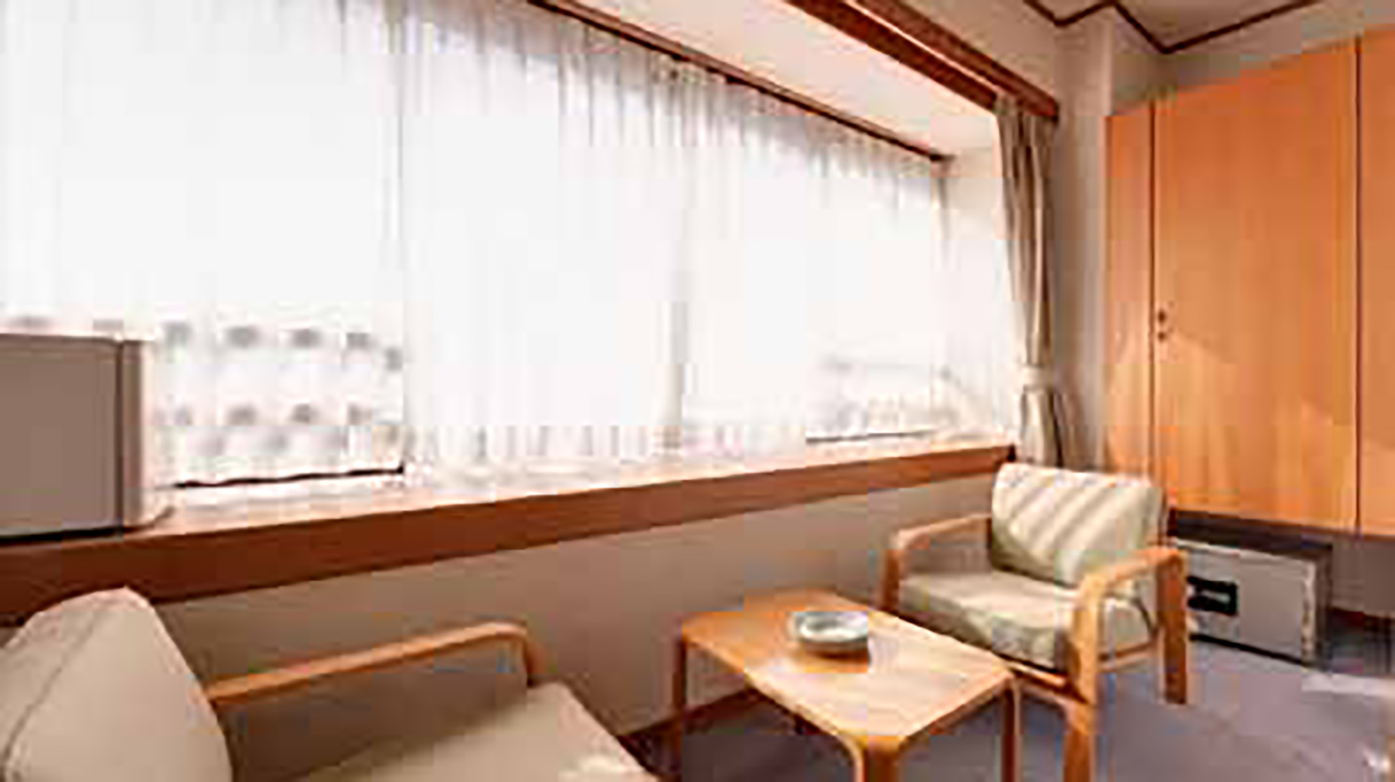 *【和室8畳（客室一例）】窓辺の椅子に腰かけて、旅情に浸るひと時を。