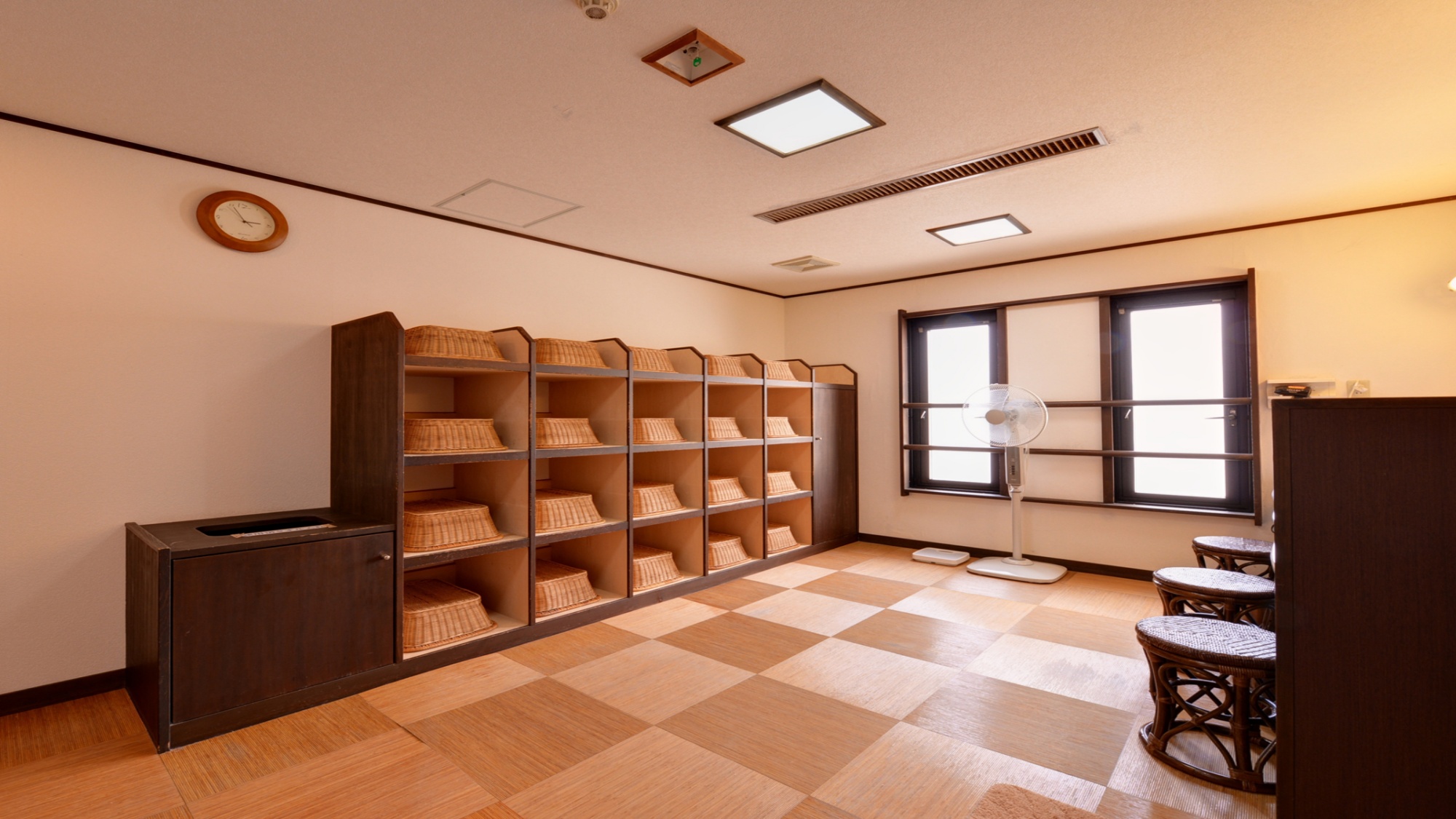 *【脱衣処】清潔感のある脱衣スペース。