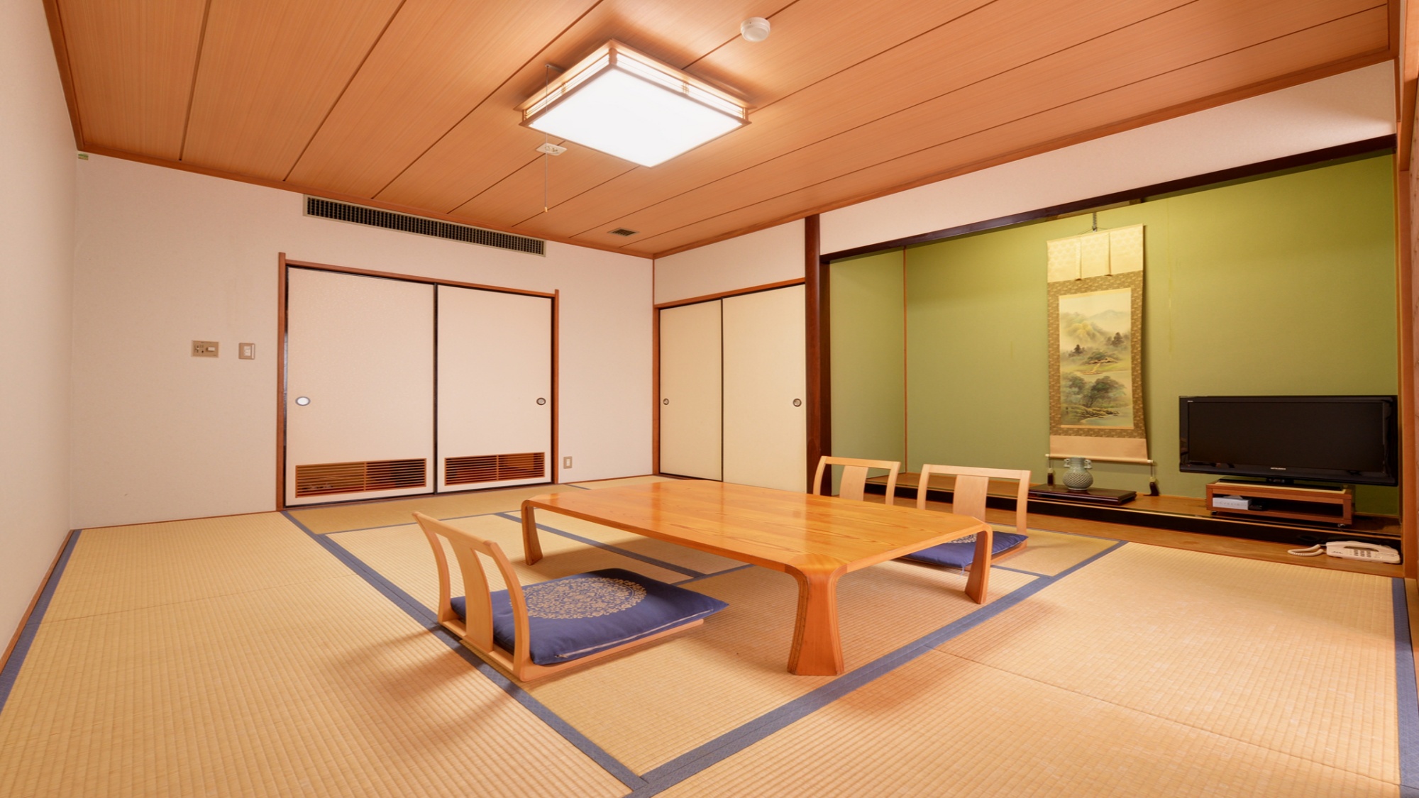 *【和室10畳（客室一例）】窓辺に腰かけて山口市内を一望。山陽の心地よい風を感じて。