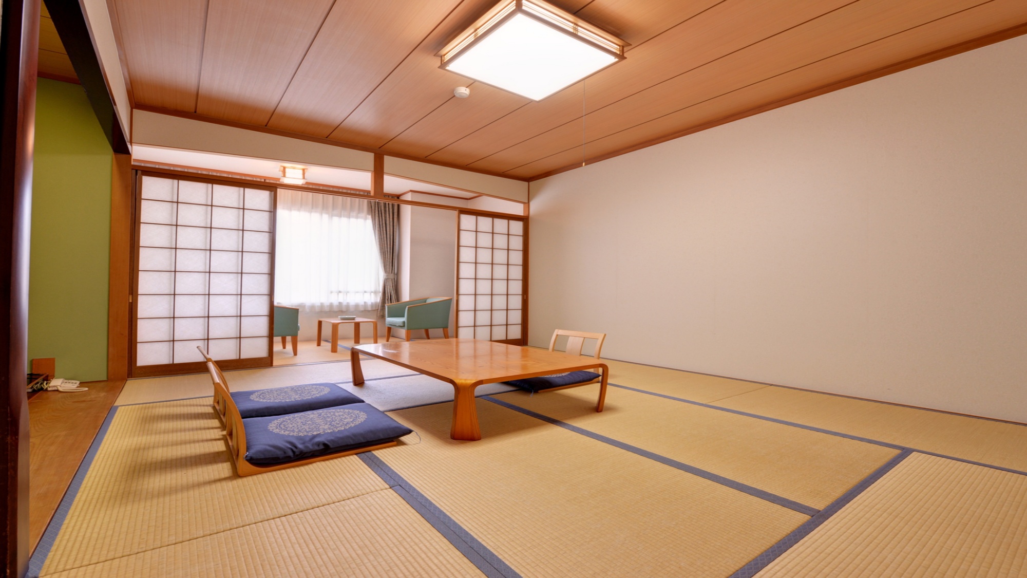 *【和室10畳（客室一例）】窓辺に腰かけて山口市内を一望。山陽の心地よい風を感じて。