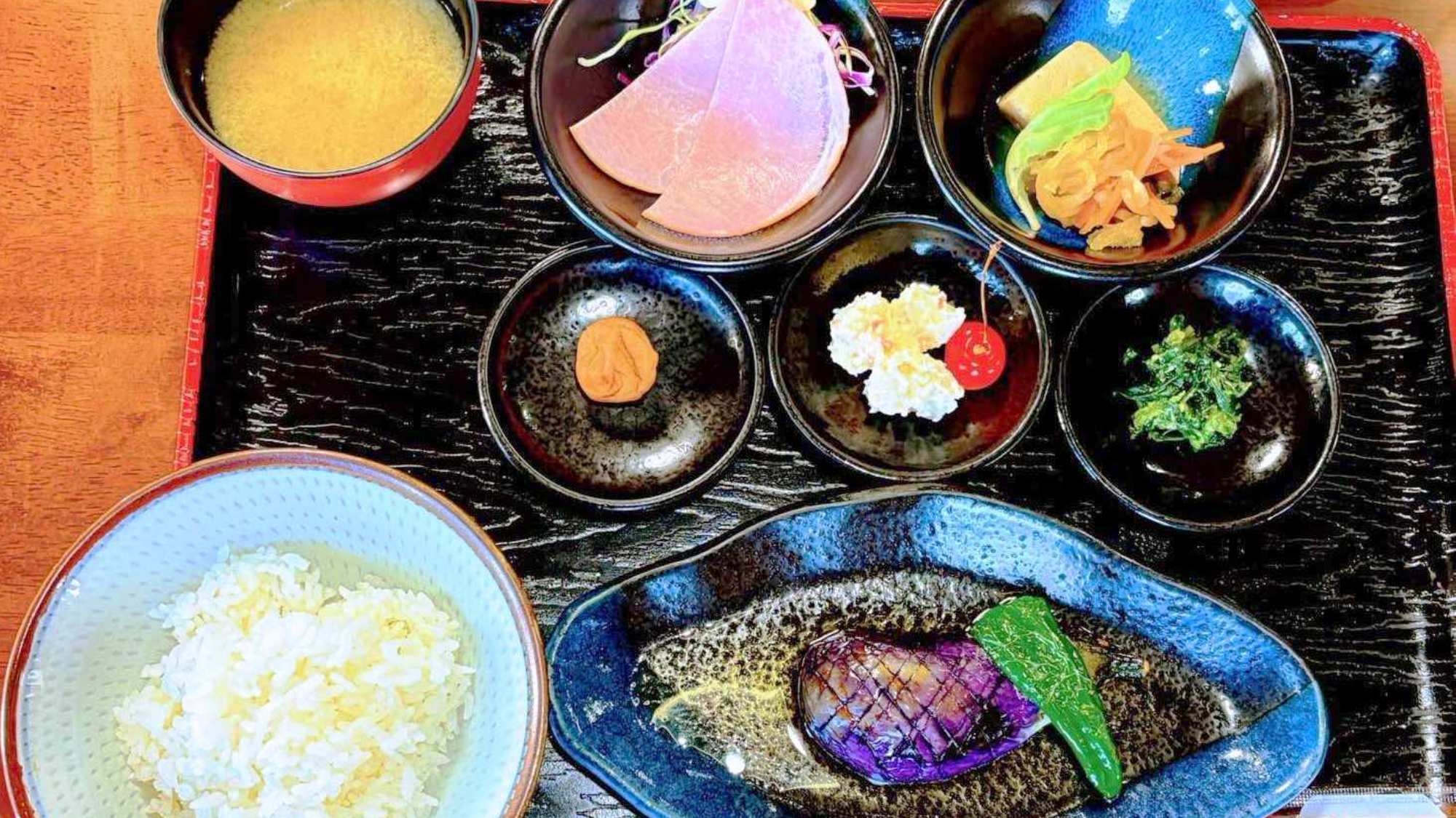 【朝食付】朝食はおふくろの味が楽しめる『和食膳』を召し上がれ★コンビニまで徒歩3分★駐車場無料★