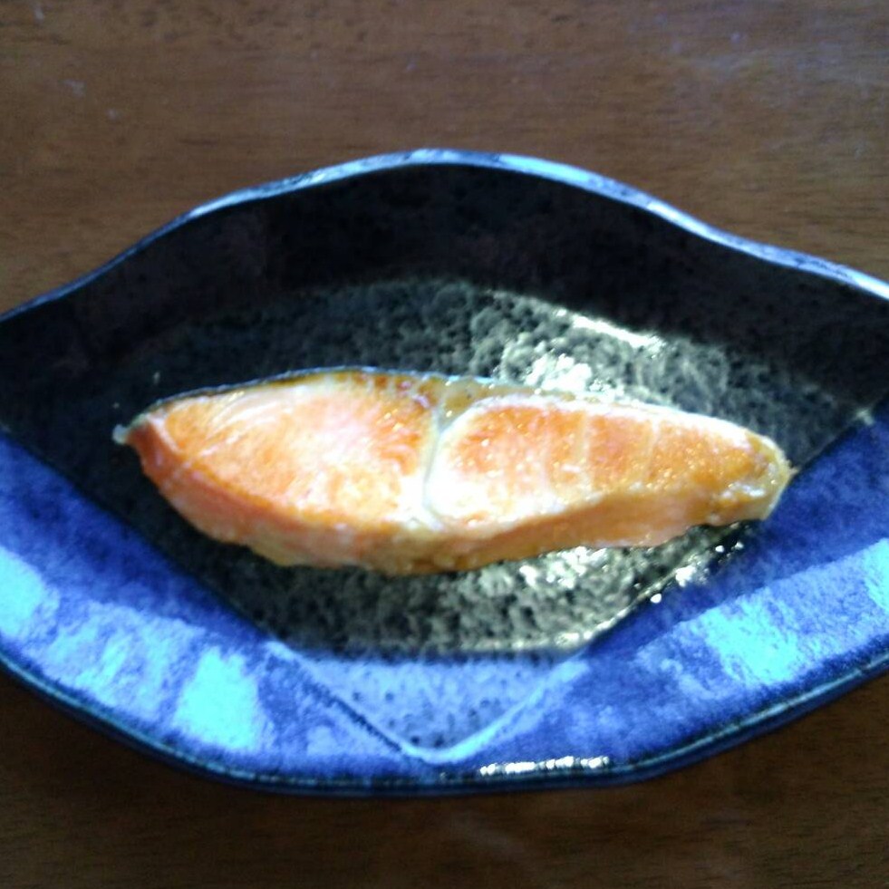 【朝食膳・１品（一例）】ふっくらと焼き上げた紅鮭はご飯がすすみます。