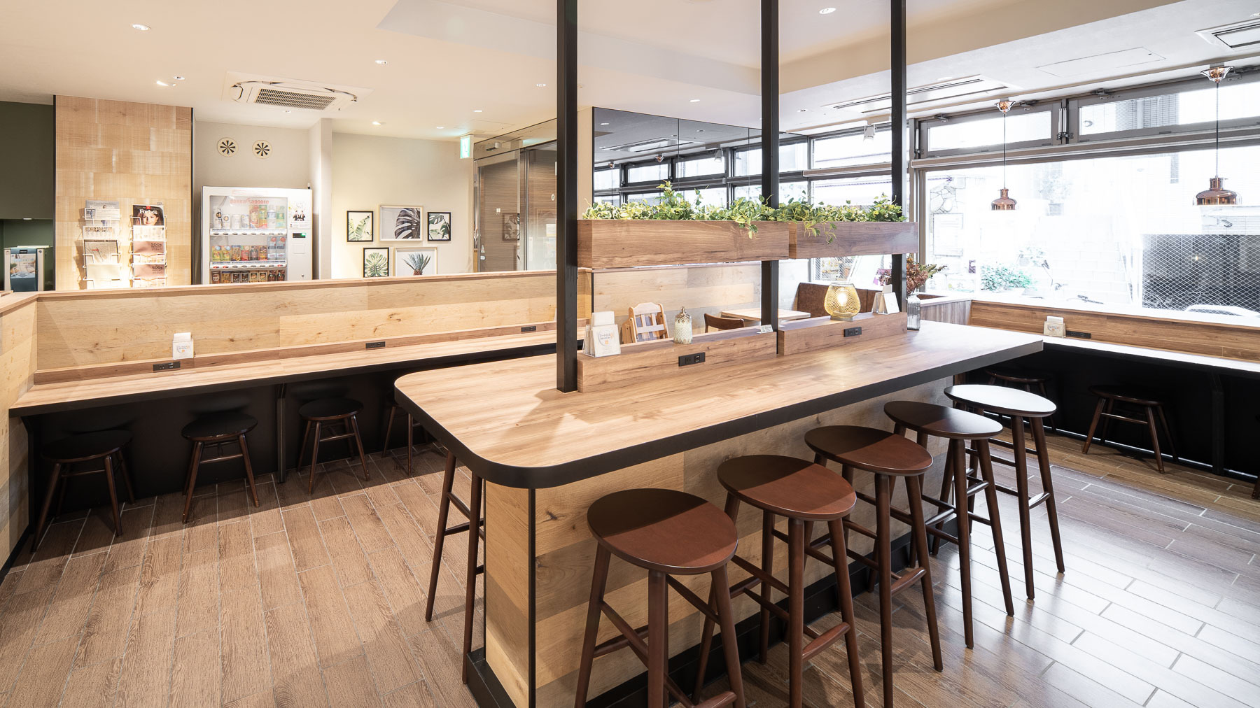 木のぬくもりも感じられるラウンジ