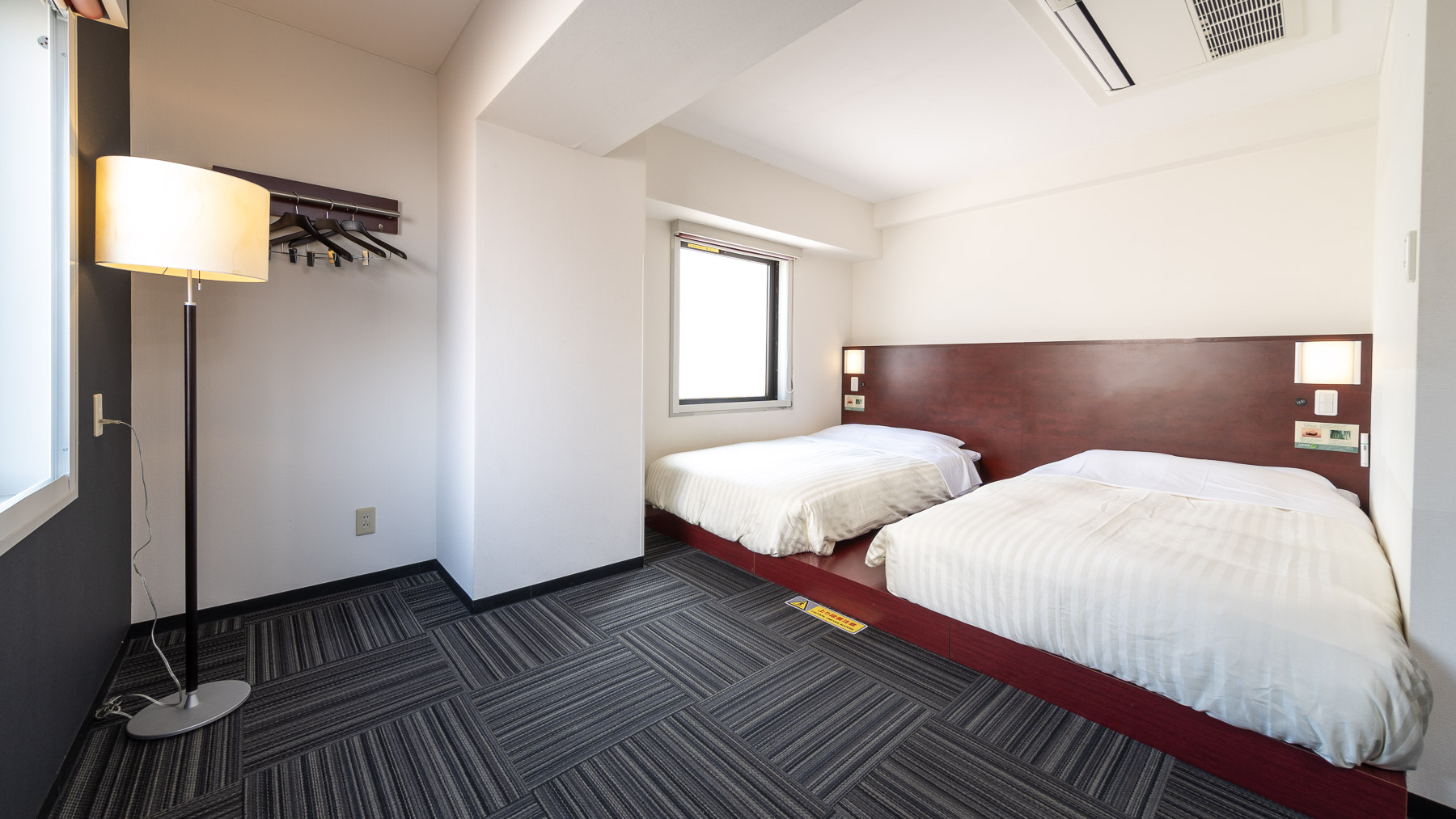 ベッド2台に広々スペースがございます