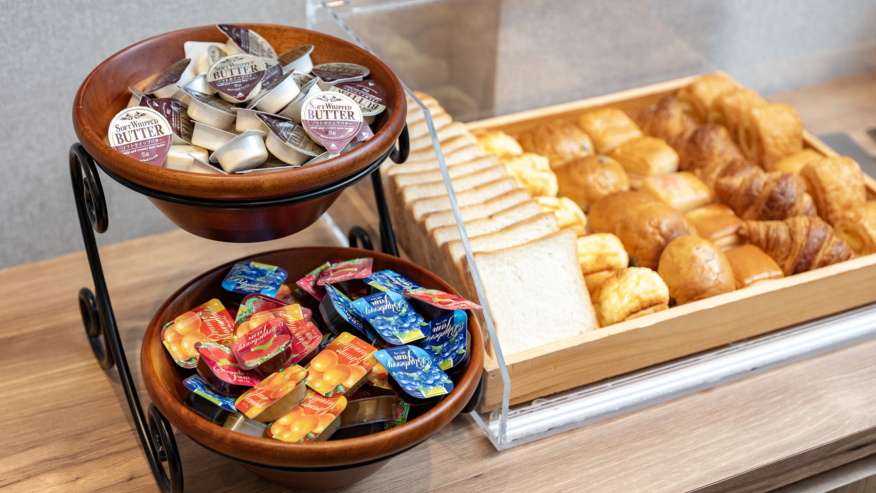 バターやジャムがパンを引き立てます♪