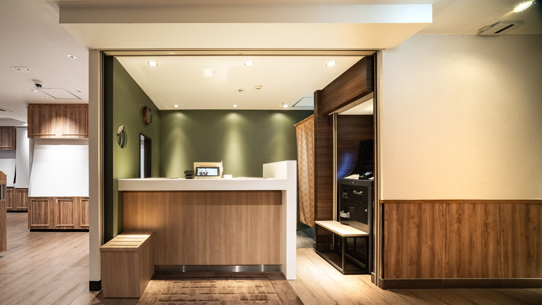 「おかえりなさいませ」こちらでチェックインをお迎えします