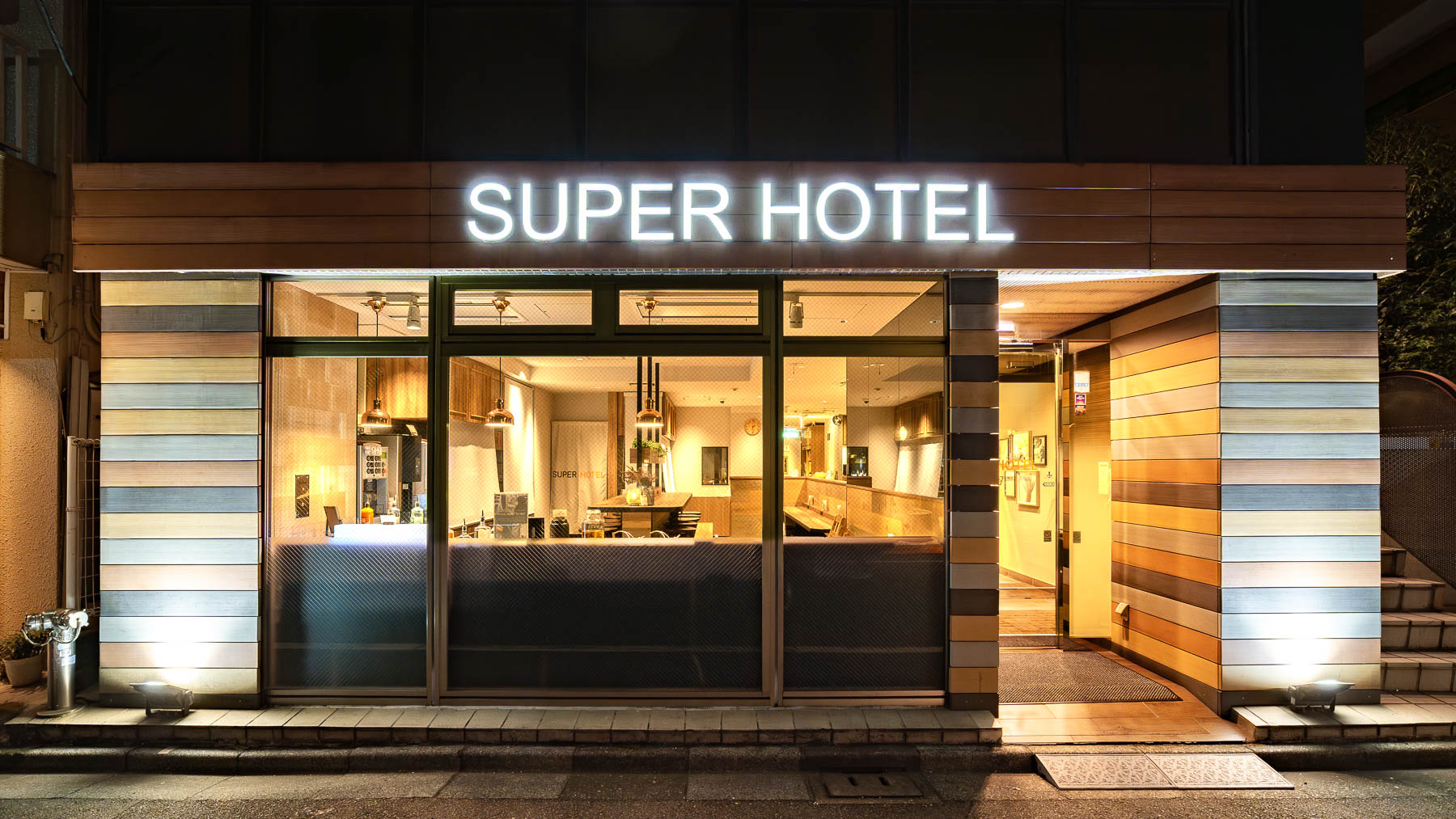 夜景に溶け込む、隠れ家のような灯り