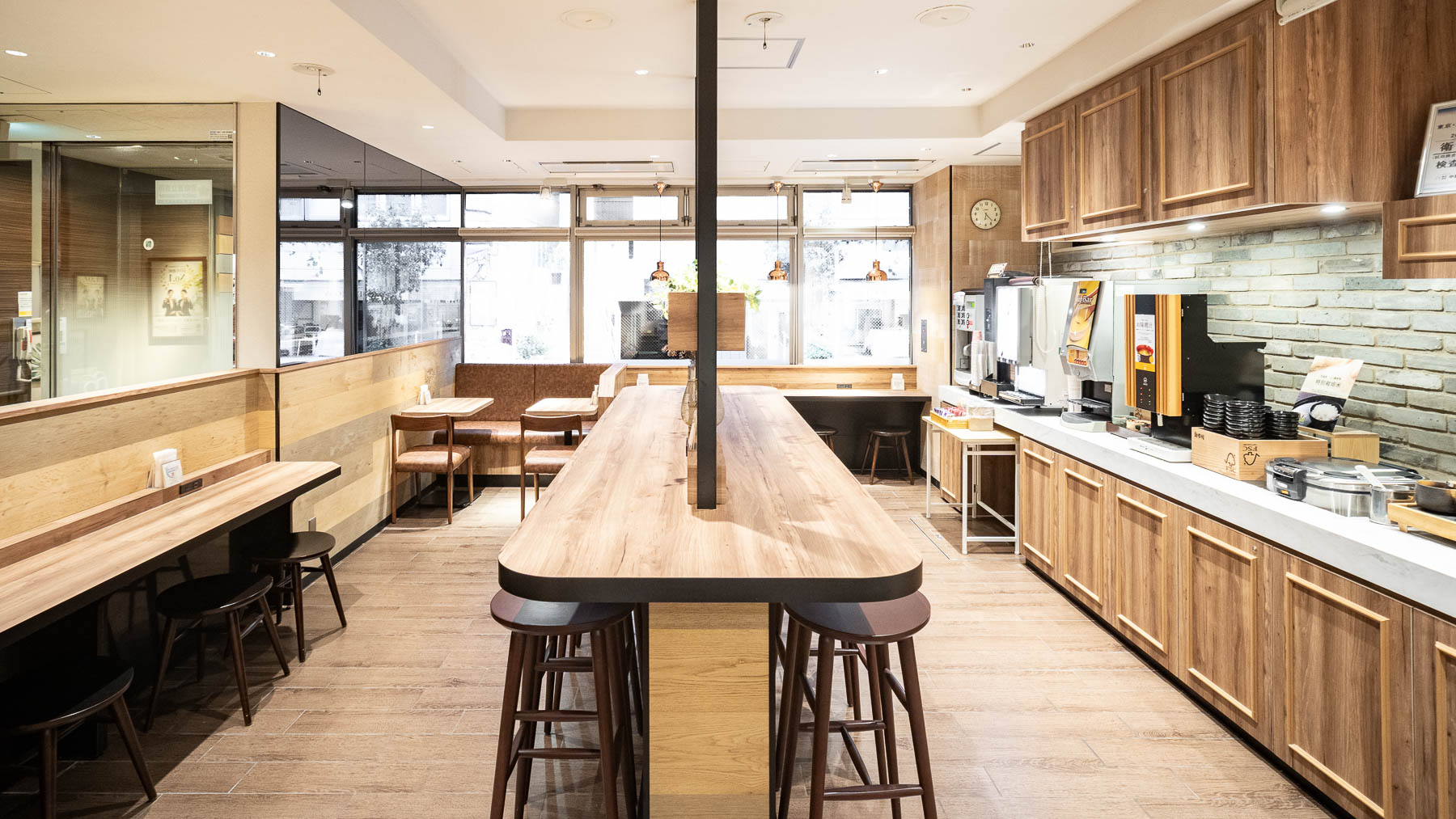 朝の陽ざしに包まれた空間で美味しい食事を