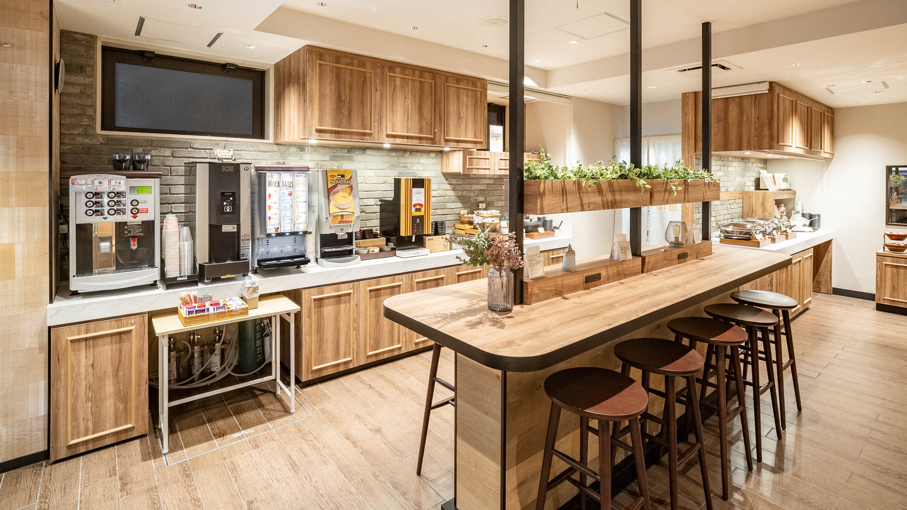 朝は朝食会場（無料）、夜はラウンジとしてご利用いただけます