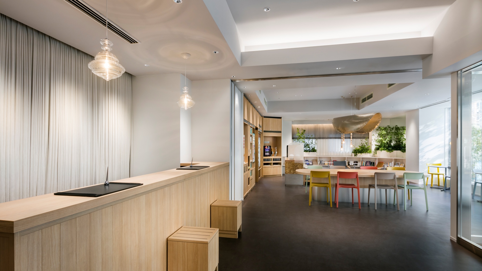 明るいロビーで皆様をお迎えいたします