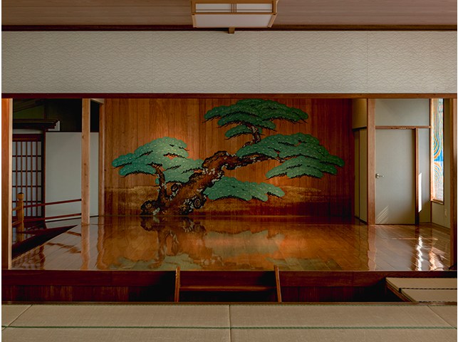 この前で記念写真を撮られています