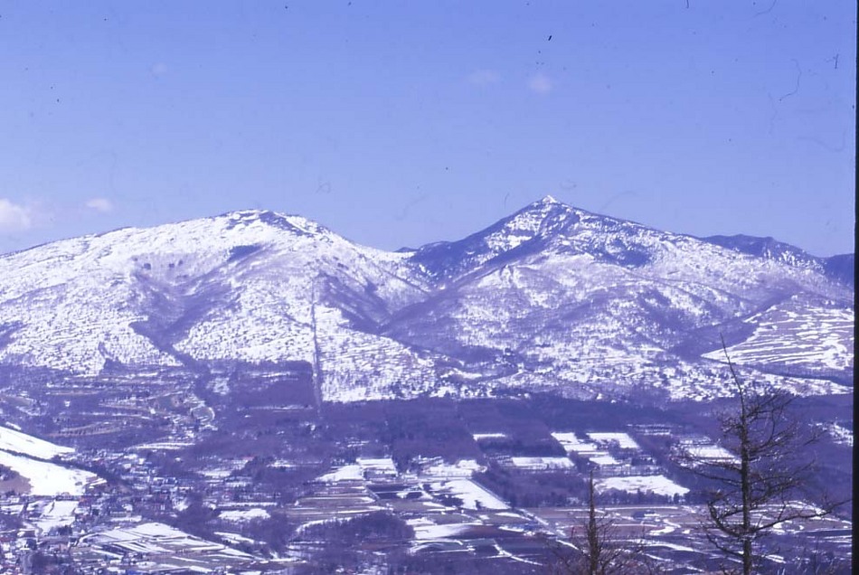 根子岳（2207ｍ）はキャットスキーができます。四阿山（2354m）は百名山として有名。登山客が多いです。