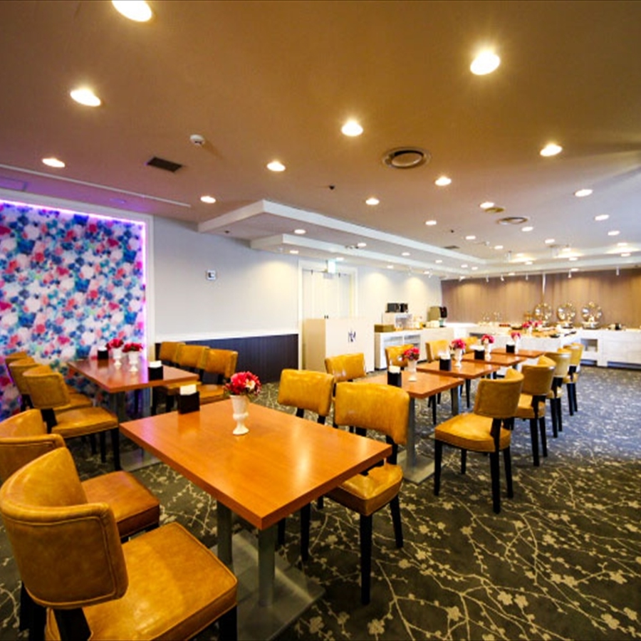 4階レストラン「ZAO」　お手軽なコース料理から米沢牛など山形県の郷土料理も用意しております