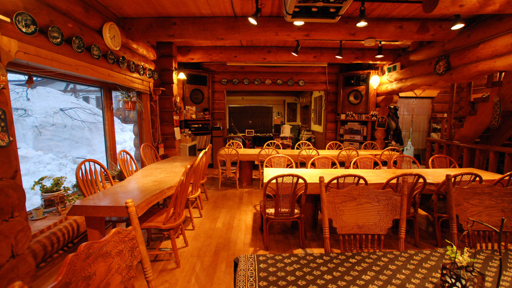 【ダイニング】イヤープレートがさりげなく飾られている