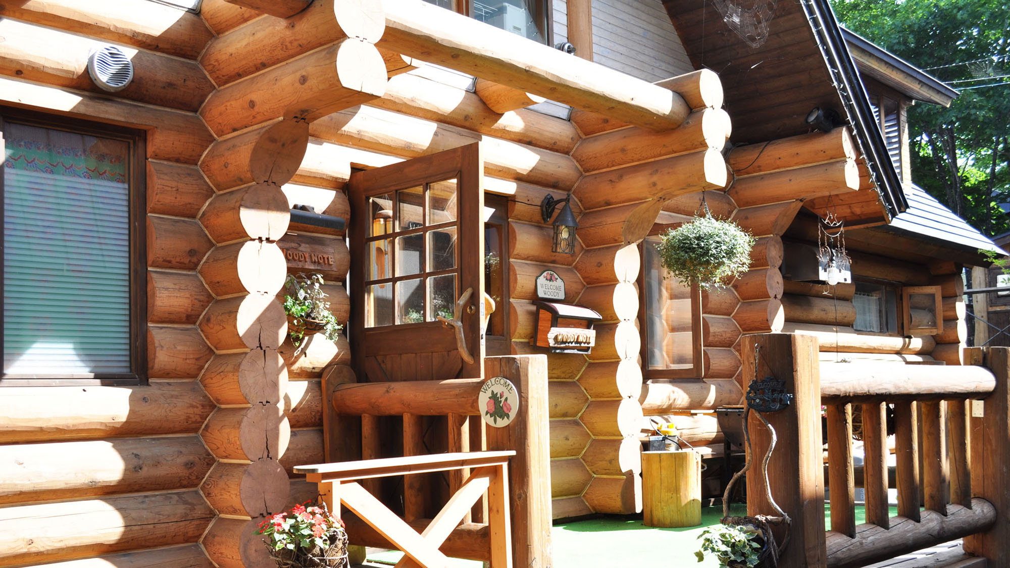 【建物外観】日差しが差し込む明るいエントランス