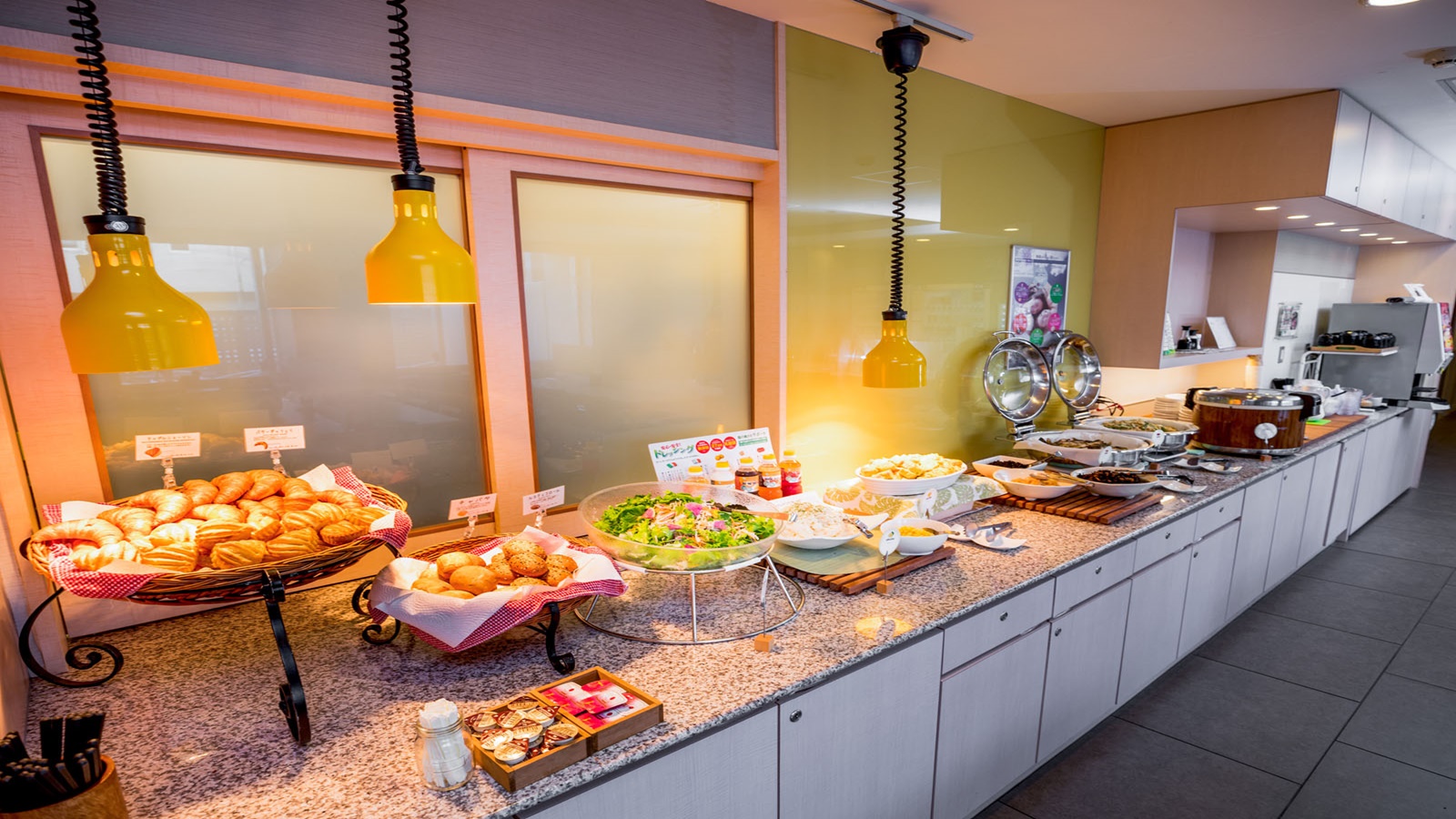 朝食時間（月～土 ）6:30～8:30（日・祝） 6:30～9:00　焼き立てパンが香るビュッフェ形