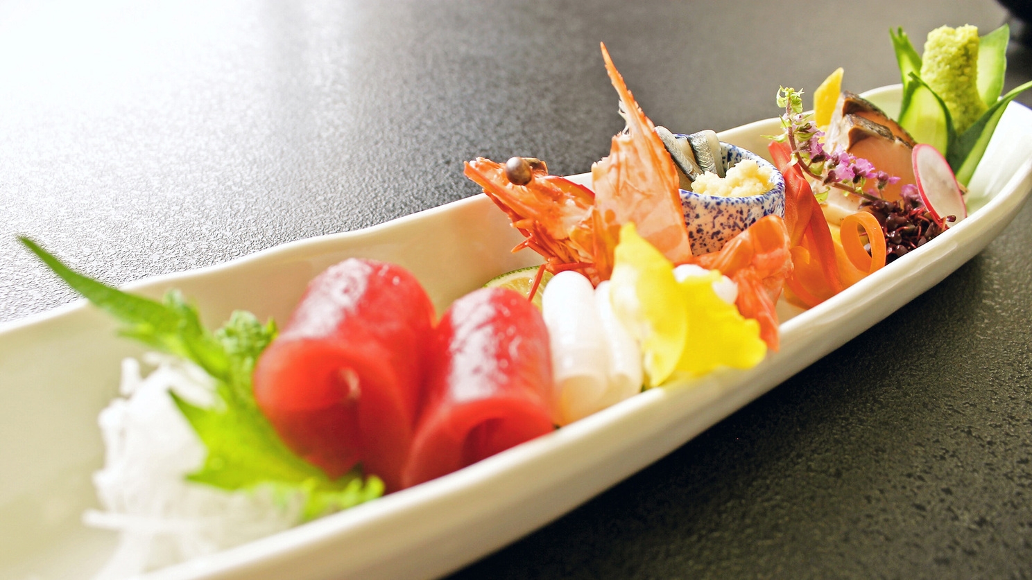 ＜活き鮑の踊り焼き・牛すき鍋・鮮魚六種盛り＞贅を尽くす夏の味覚会席「華やぎ会席」　＜6月〜9月＞