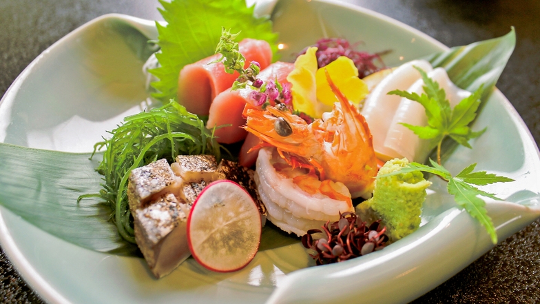 とろける牛すき鍋と鮮魚四種盛　旬を愛でる「月見草会席」　＜6月〜9月＞