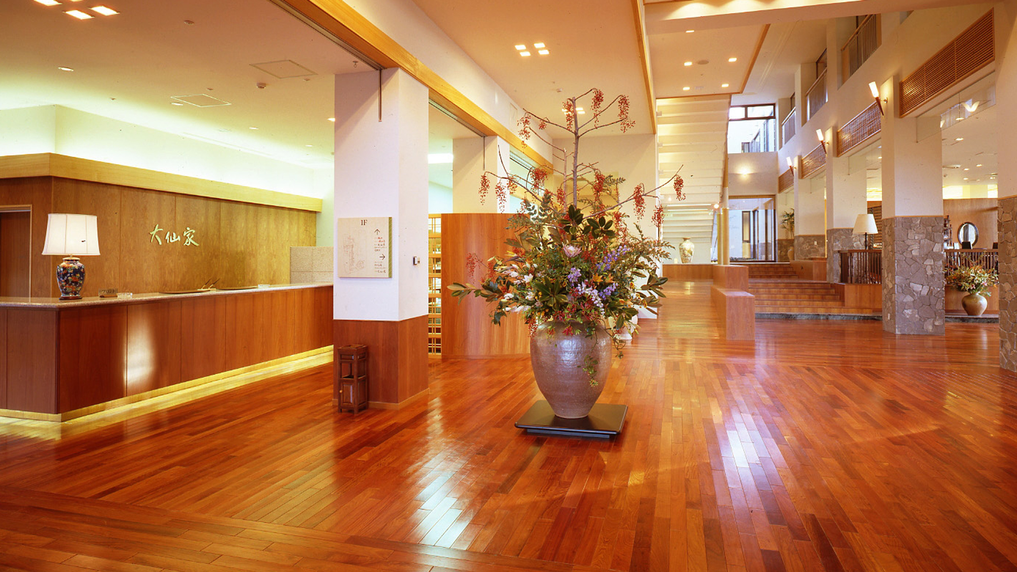 ろびーはアンティーク調の家具が備えられておりますので、待合わせやご滞在中くつろぎのスペースとしてご活用いただけます。