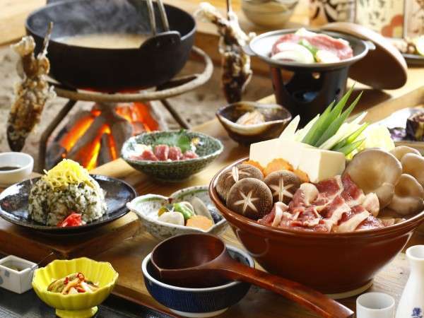 【夕食】当宿一番人気の囲炉裏鍋コースです。地元産の野菜のうまみがでた鴨汁をご堪能くださいませ。／例