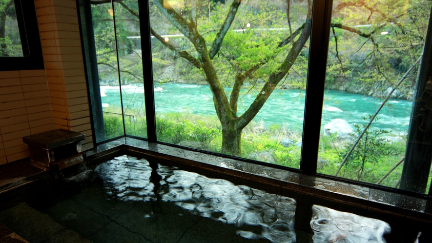 揖斐川を眼下に望む展望風呂