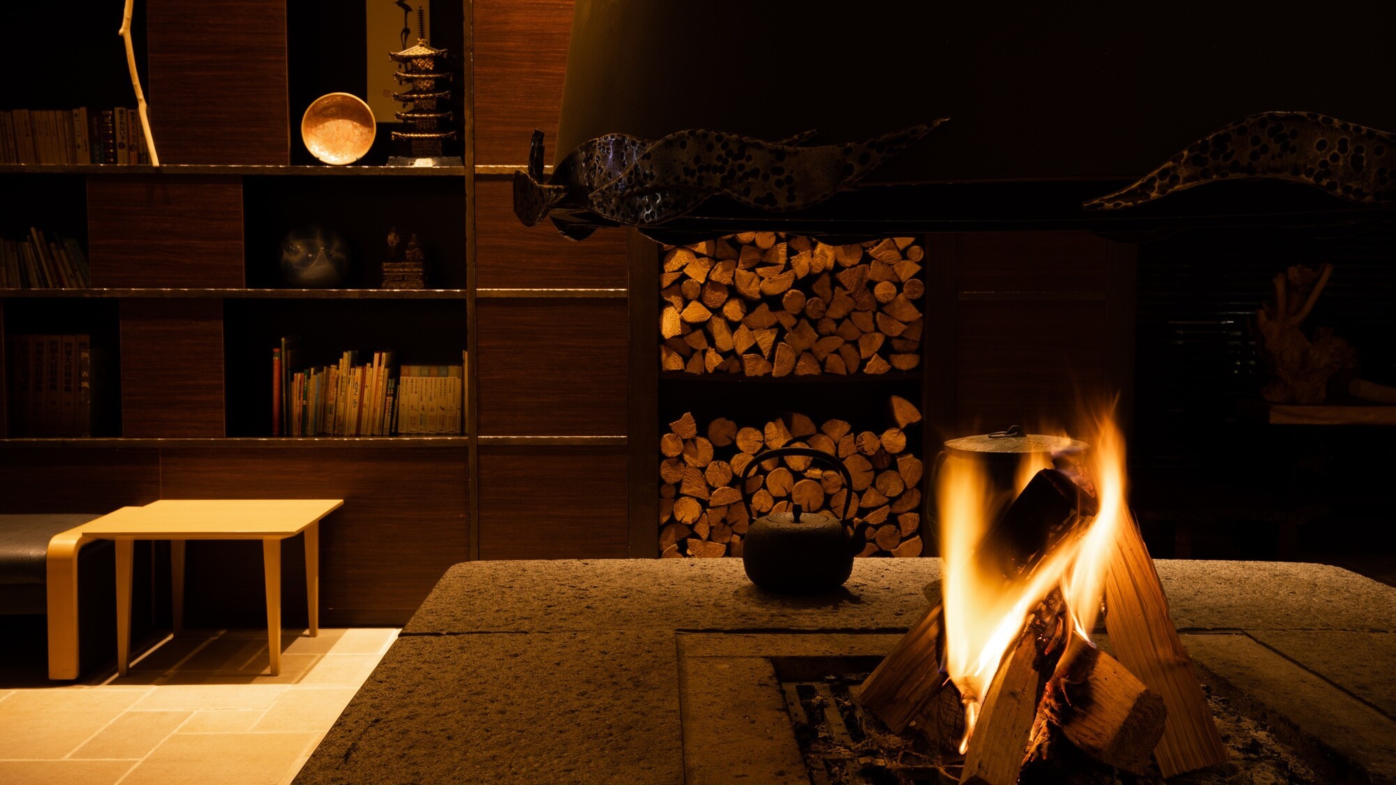 ラウンジの暖炉