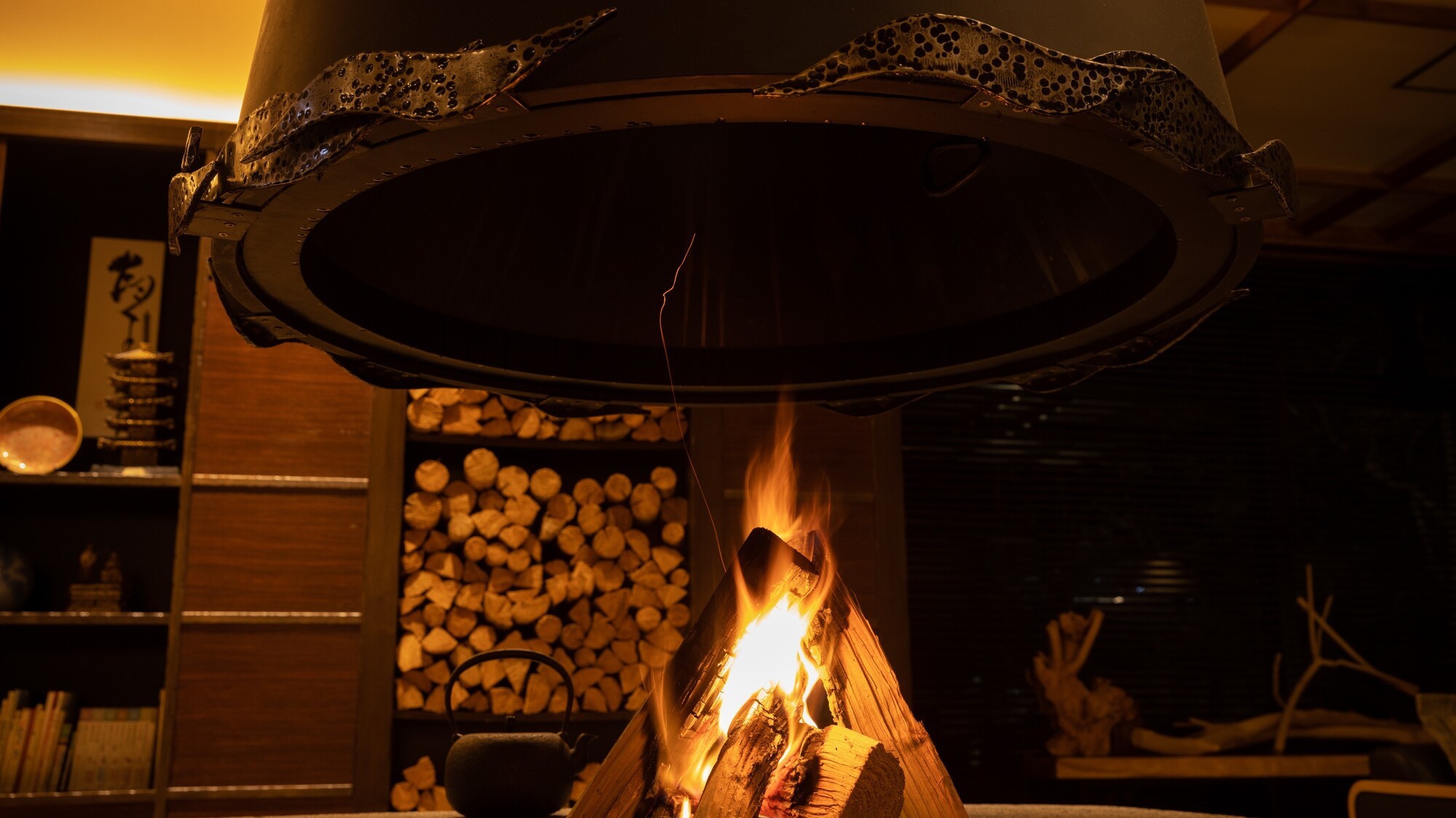 ラウンジの暖炉