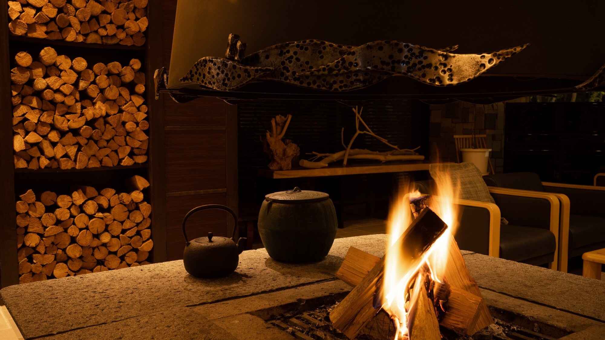 ラウンジの暖炉