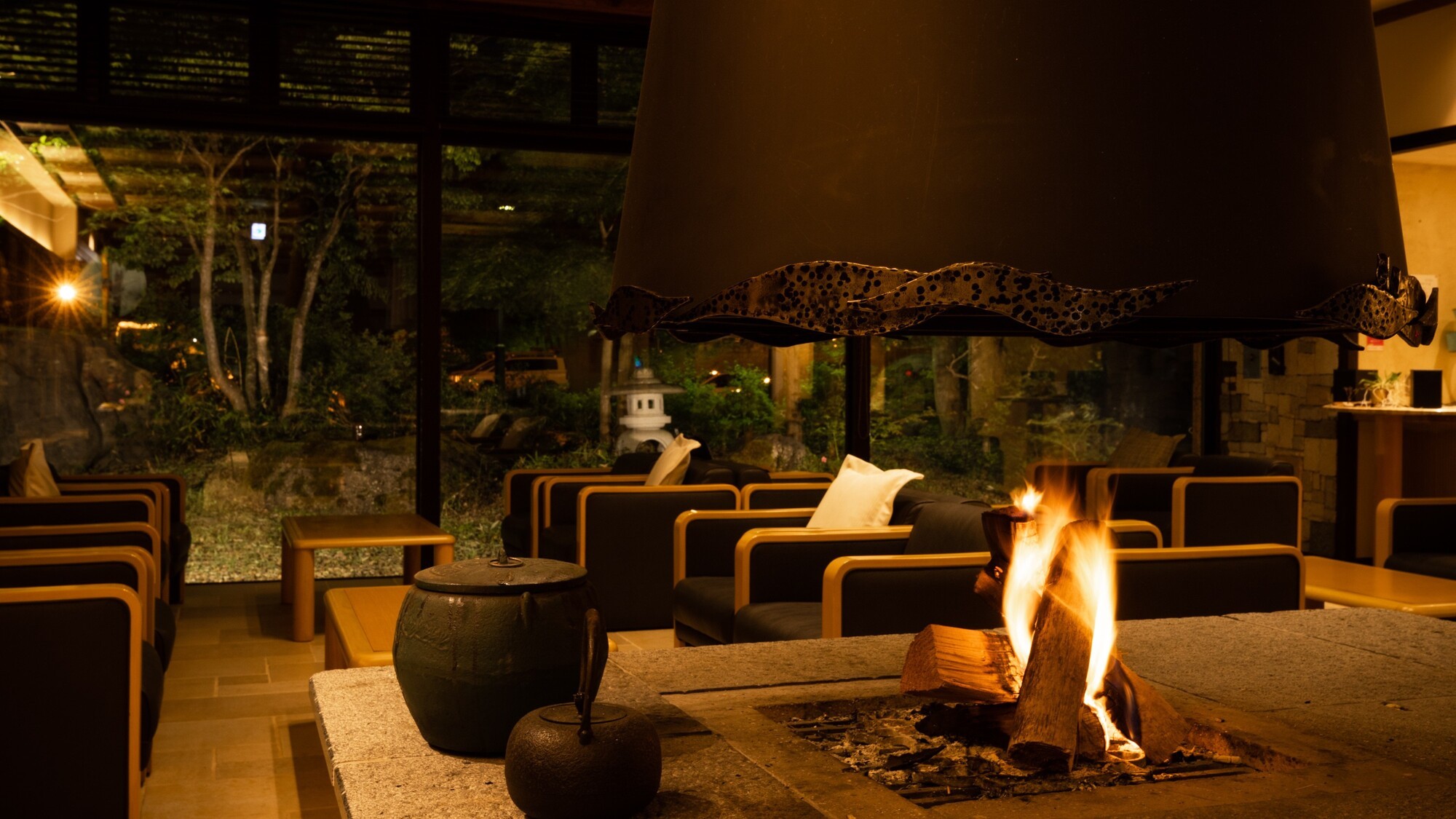 ラウンジの暖炉