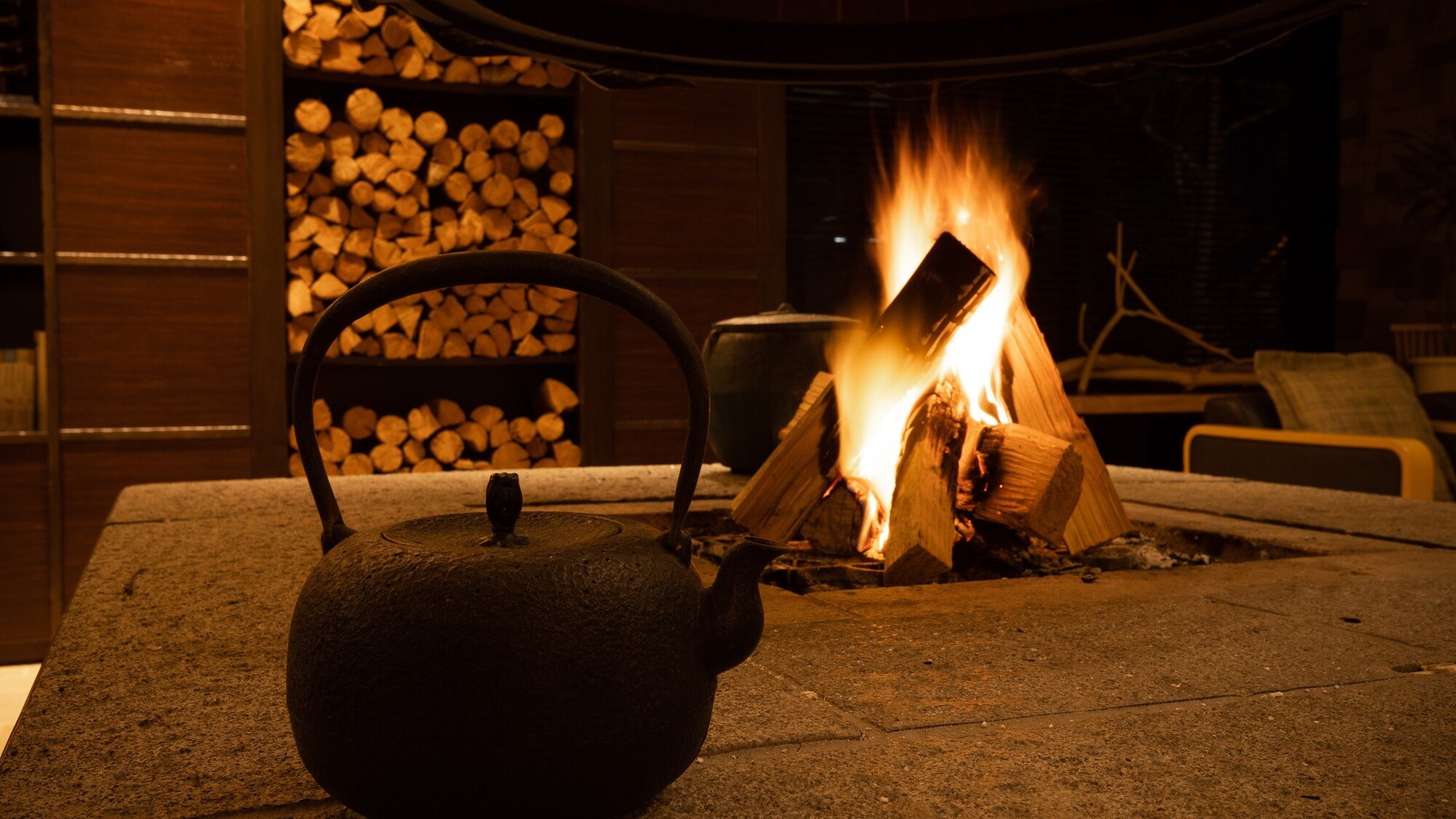 ラウンジの暖炉