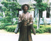 【与謝野晶子文芸館】当館から車で10分