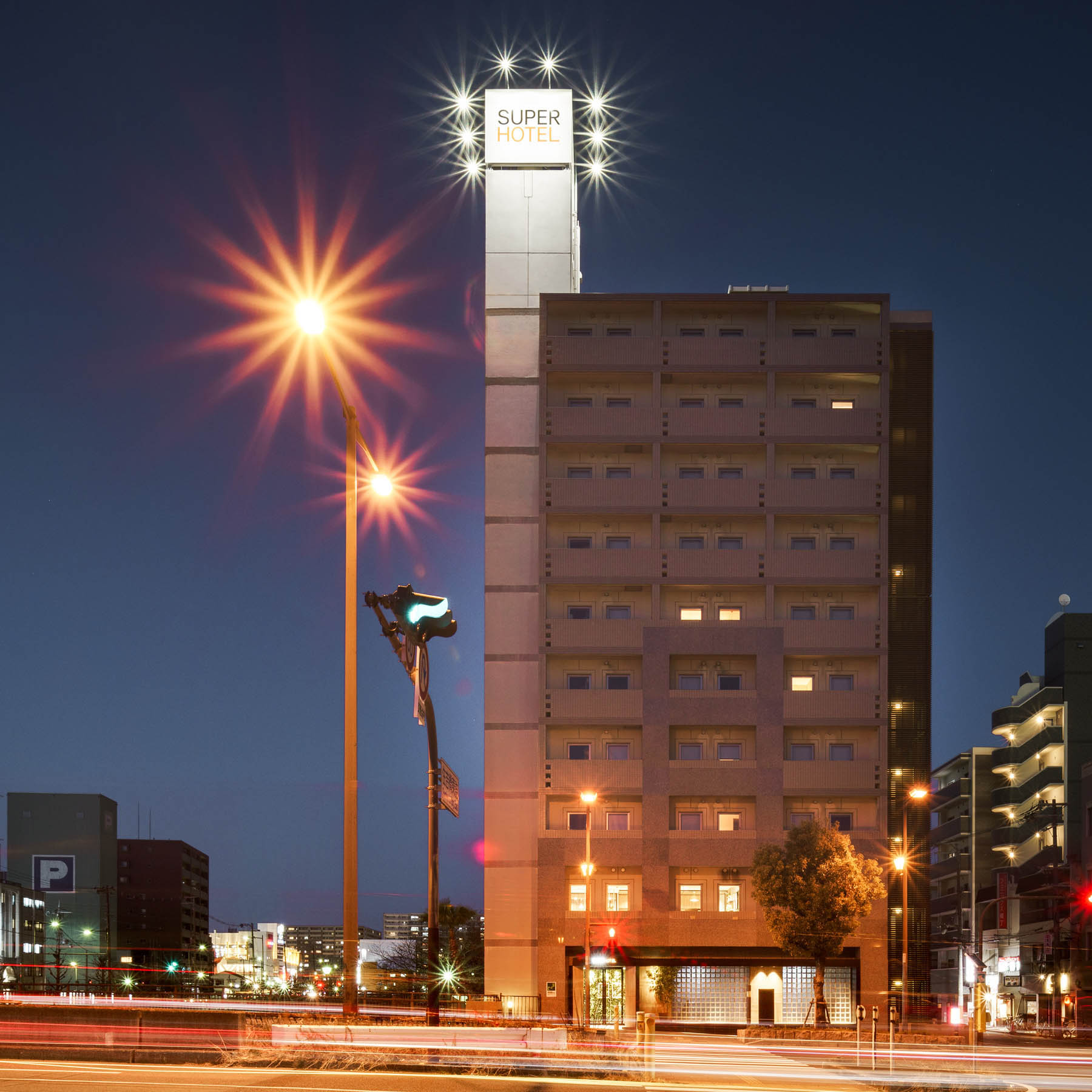 静かな夜に佇む、優しい光のランドマーク