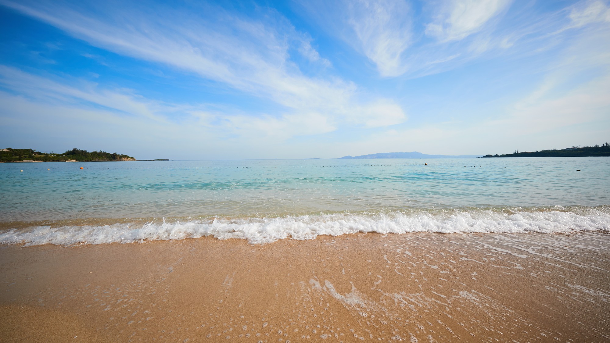 ビーチ/白い砂浜とエメラルドグリーンの海。極上のビーチライフをご堪能下さい。