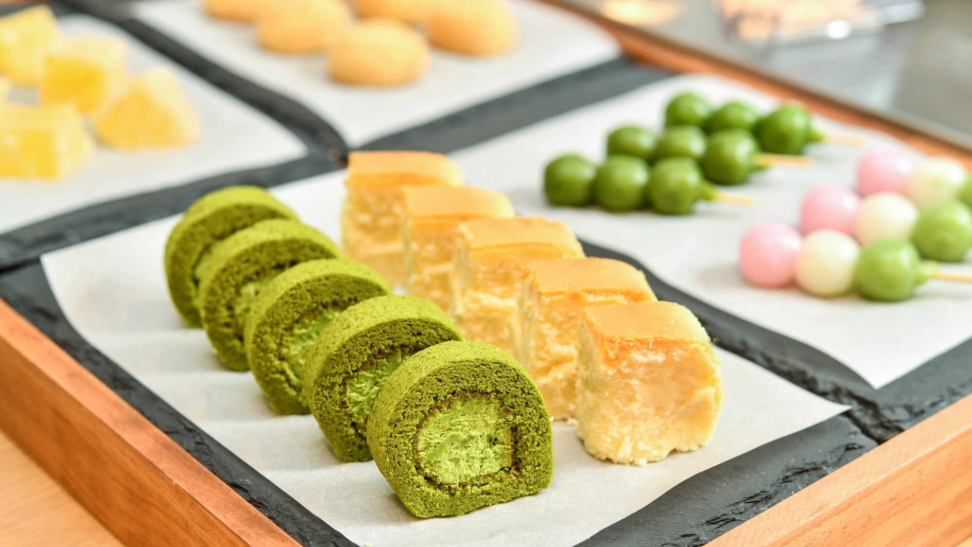 【デザート】ロールケーキやフルーツわらび餅など日替わりでお楽しみいただけます♪