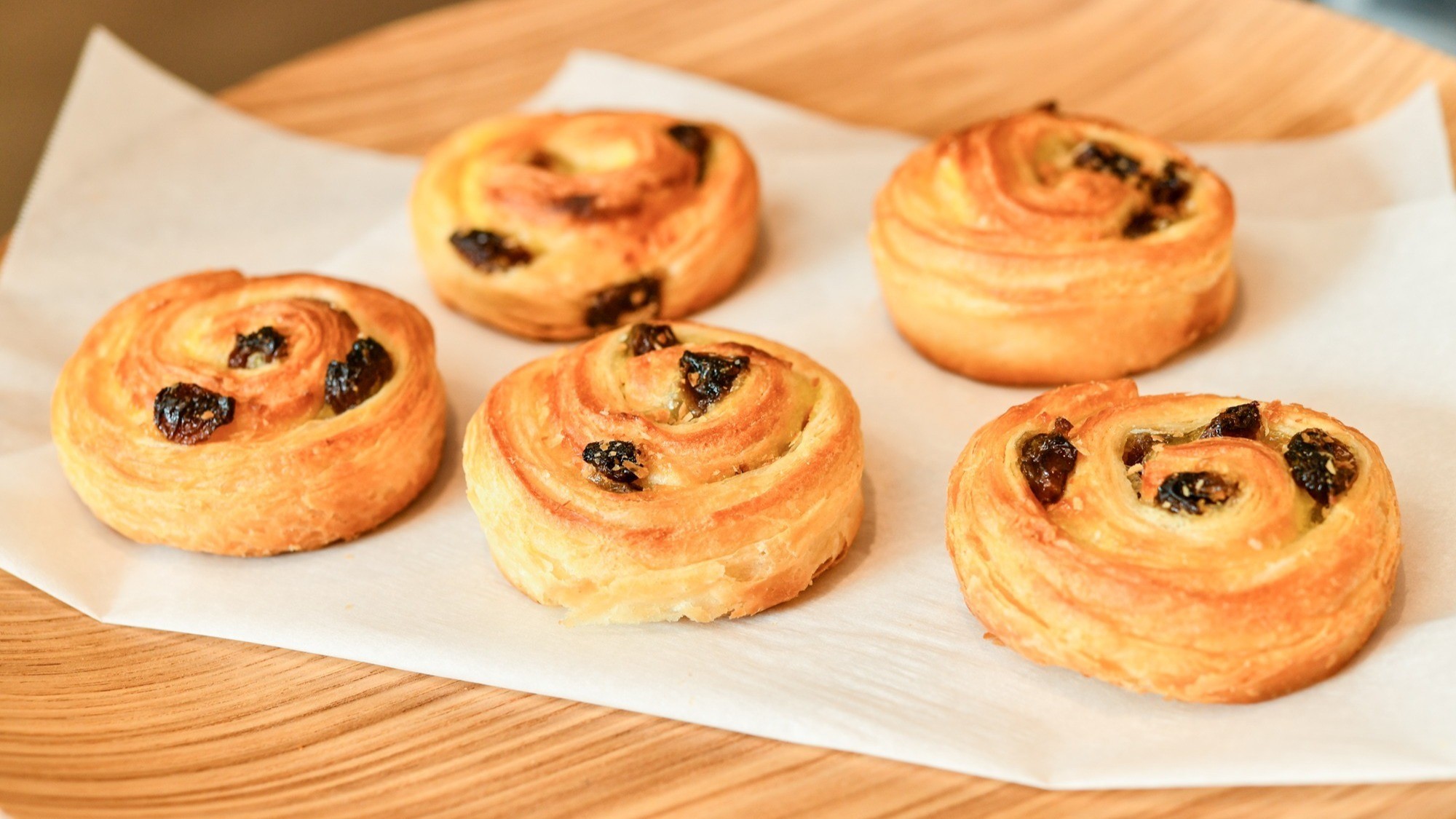 【パン】じゅわっとバターとレーズンの甘い組み合わせ♪♪ パン・オ・レザン（日替わり）