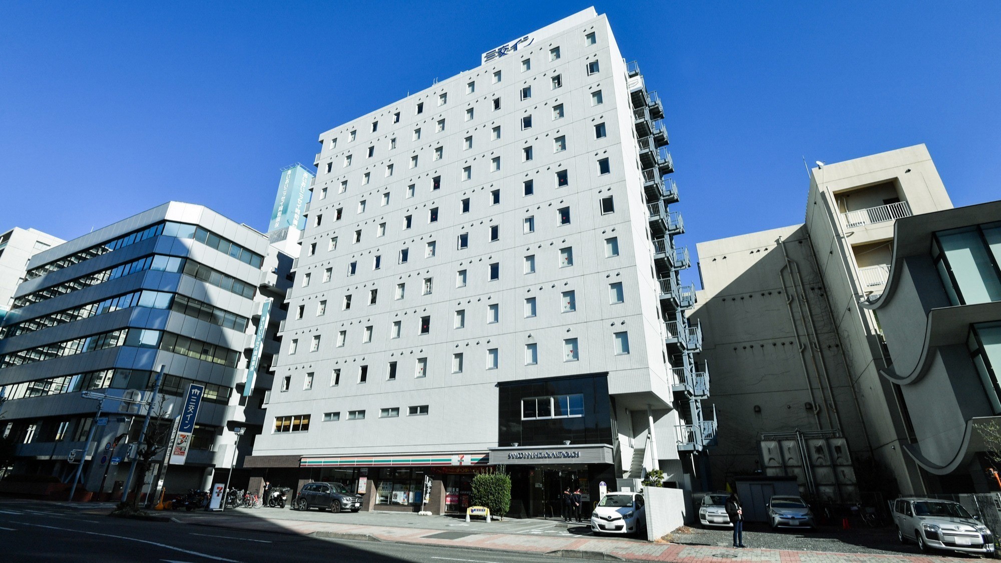 JR静岡駅から徒歩8分♪ 1階にはコンビニもあり便利です！