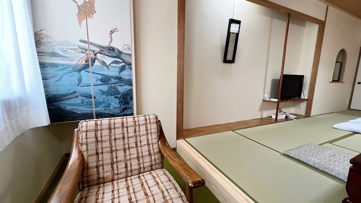 *【客室/和室12畳】広縁にも恐竜の趣