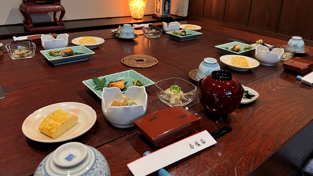 【朝食付】料理長こだわり地産食材の和定食｜遅い到着におすすめ（個室食）